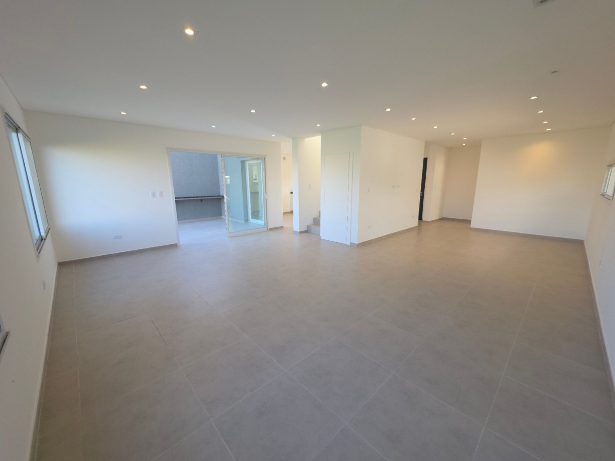 VENTA CASA DE 5 AMBIENTES EN SANTA LUCIA, PILAR DEL ESTE