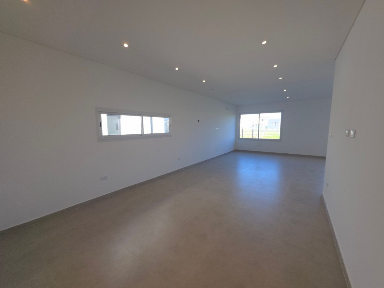 VENTA CASA DE 5 AMBIENTES EN SANTA LUCIA, PILAR DEL ESTE