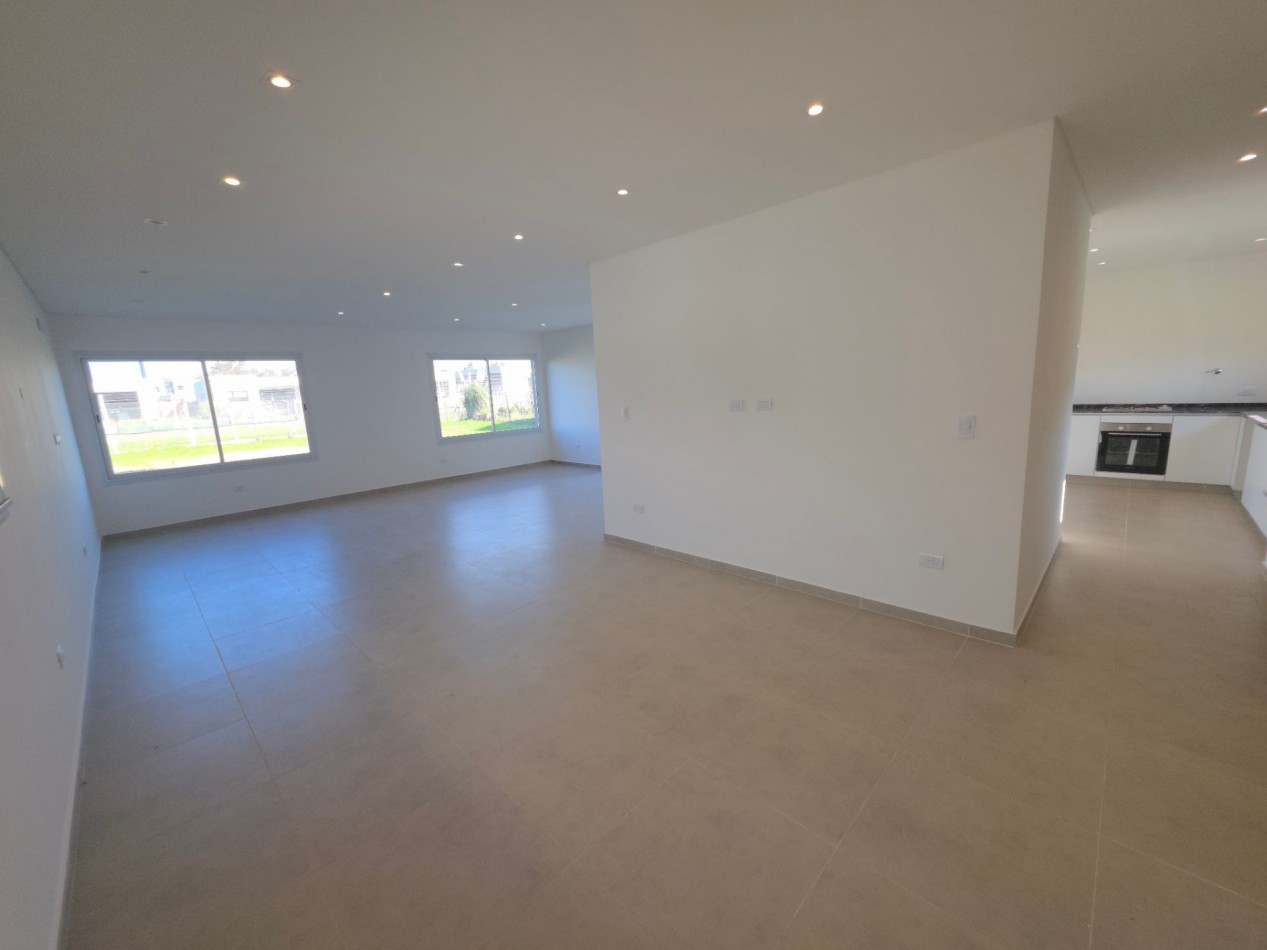 VENTA CASA DE 5 AMBIENTES EN SANTA LUCIA, PILAR DEL ESTE