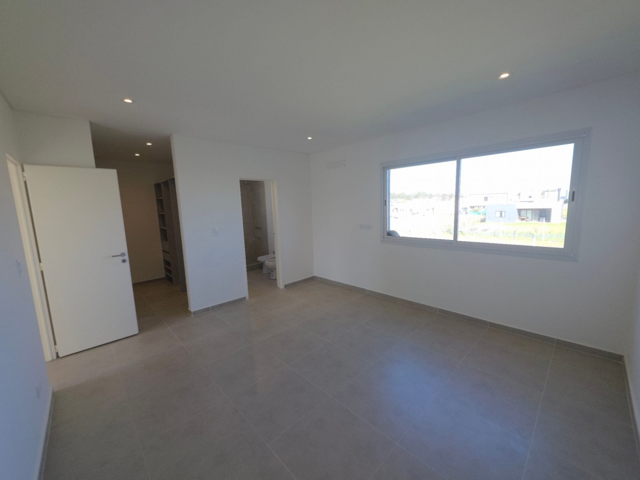 VENTA CASA DE 5 AMBIENTES EN SANTA LUCIA, PILAR DEL ESTE