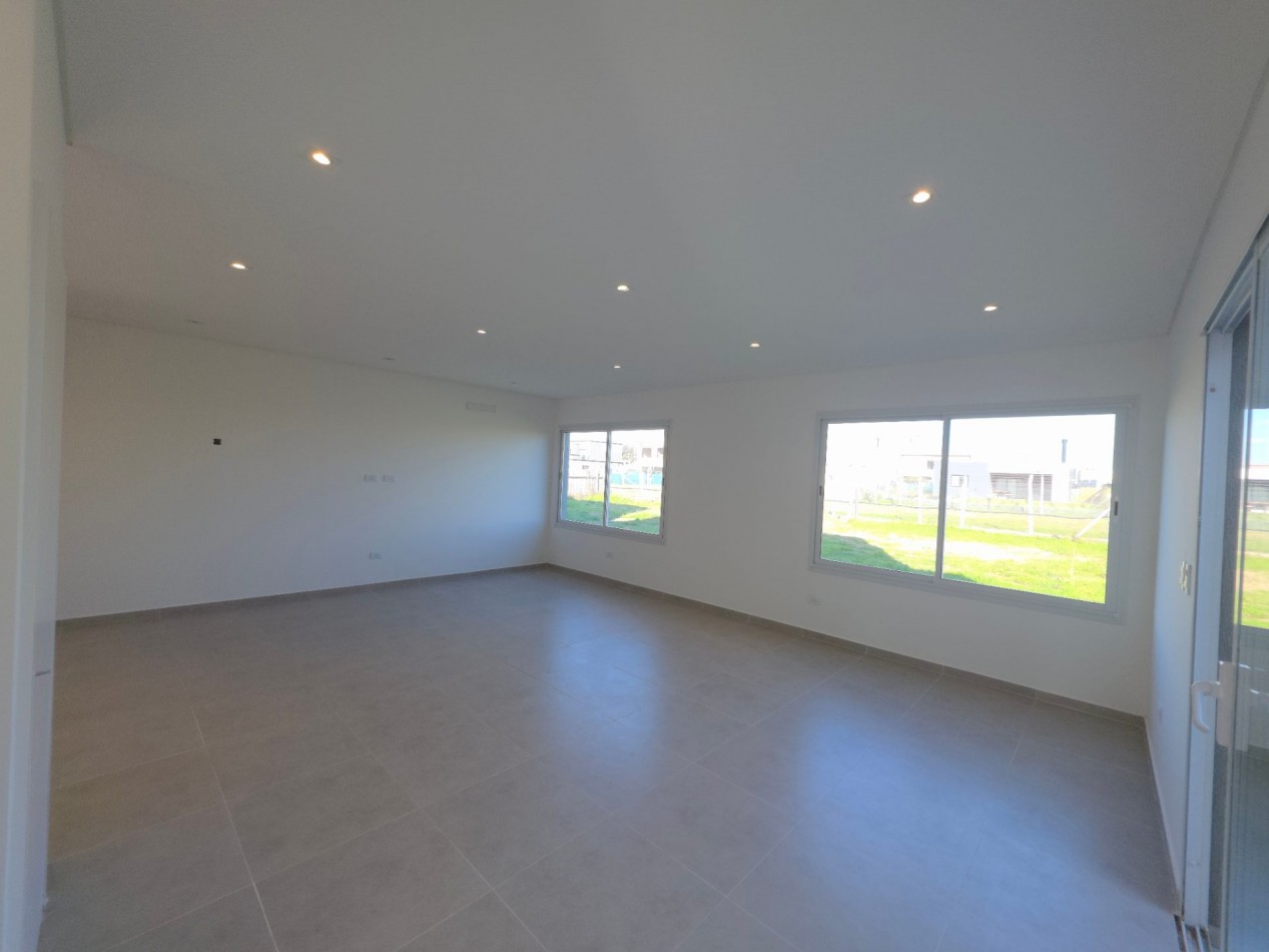 VENTA CASA DE 5 AMBIENTES EN SANTA LUCIA, PILAR DEL ESTE
