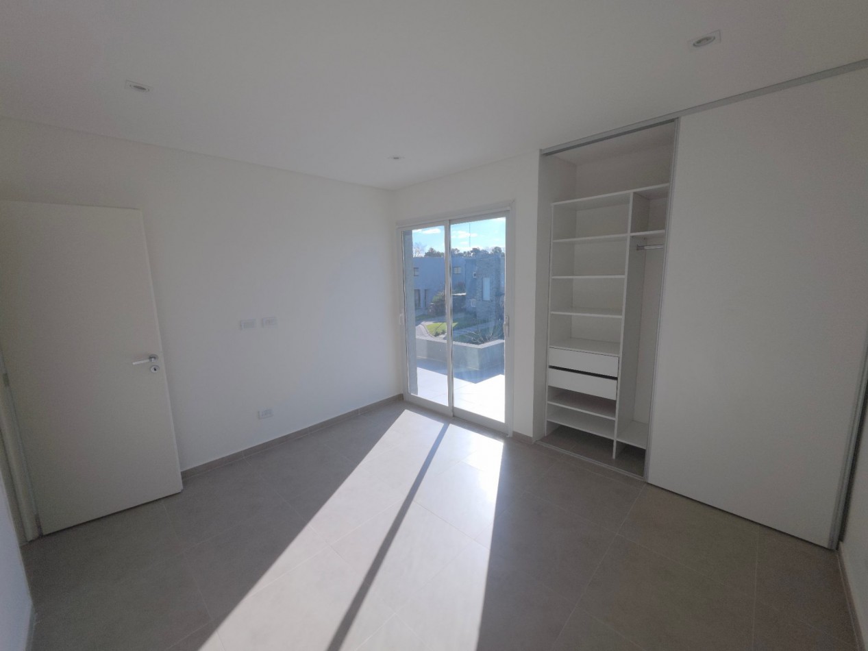 VENTA CASA DE 5 AMBIENTES EN SANTA LUCIA, PILAR DEL ESTE