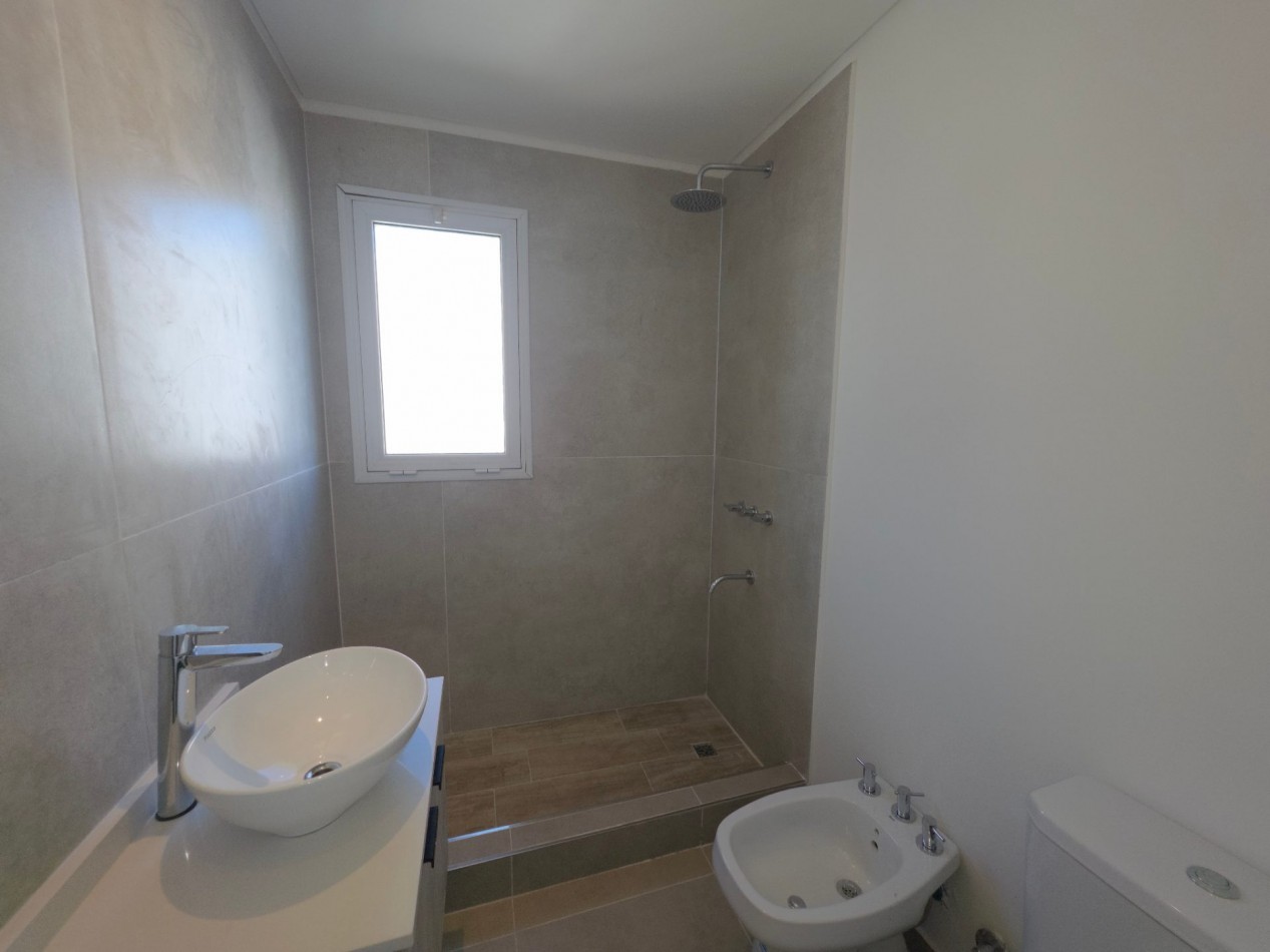 VENTA CASA DE 5 AMBIENTES EN SANTA LUCIA, PILAR DEL ESTE