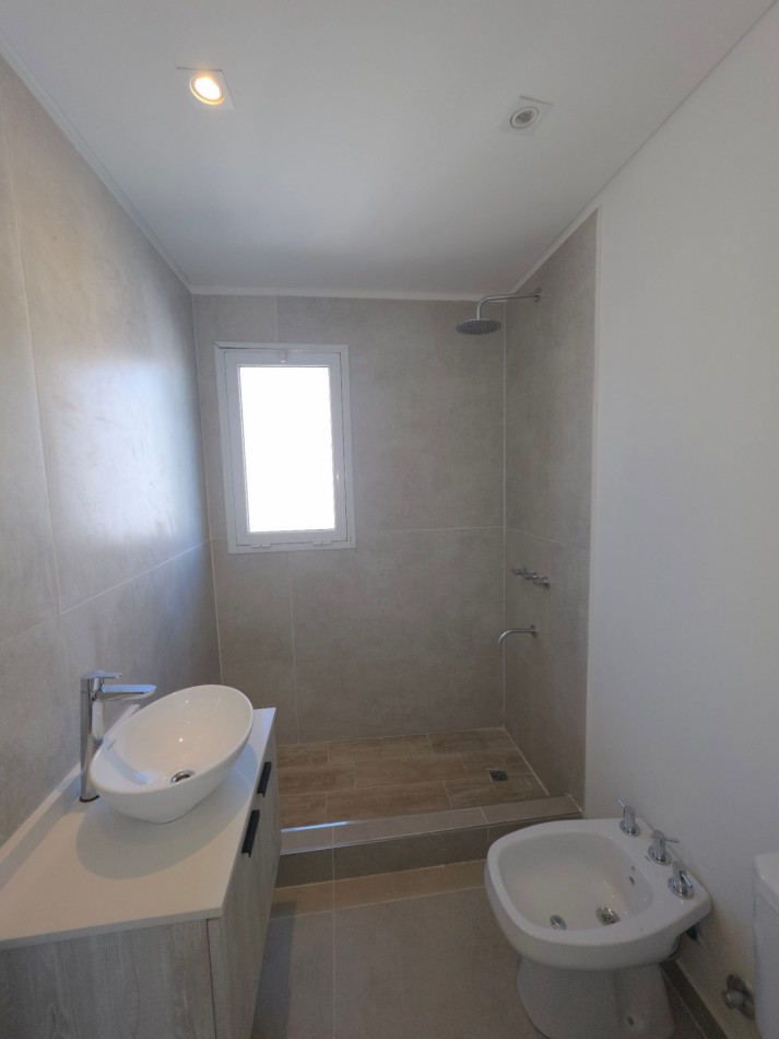 VENTA CASA DE 5 AMBIENTES EN SANTA LUCIA, PILAR DEL ESTE
