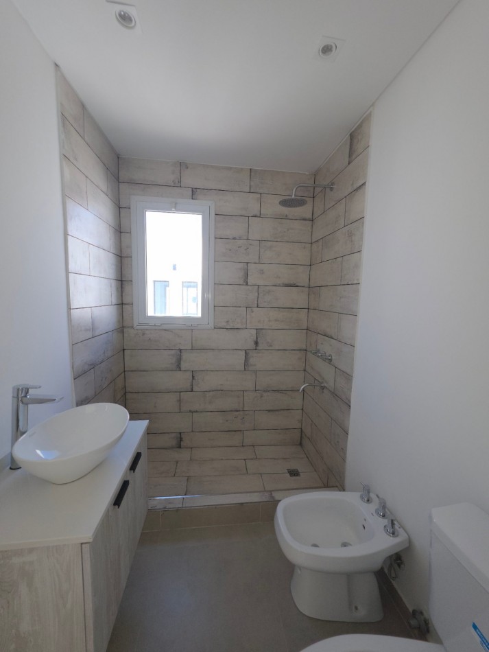 VENTA CASA DE 5 AMBIENTES EN SANTA LUCIA, PILAR DEL ESTE