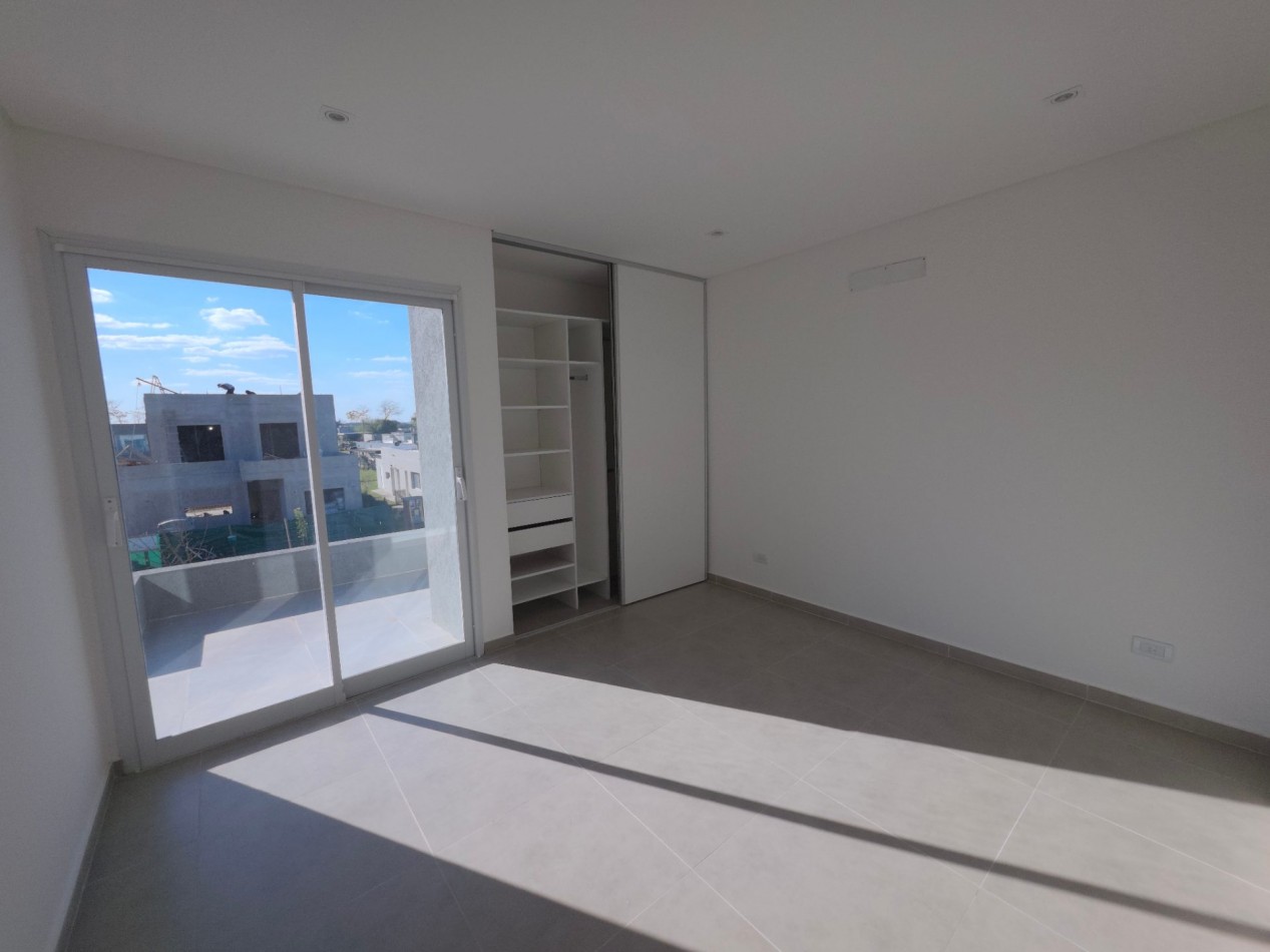 VENTA CASA DE 5 AMBIENTES EN SANTA LUCIA, PILAR DEL ESTE