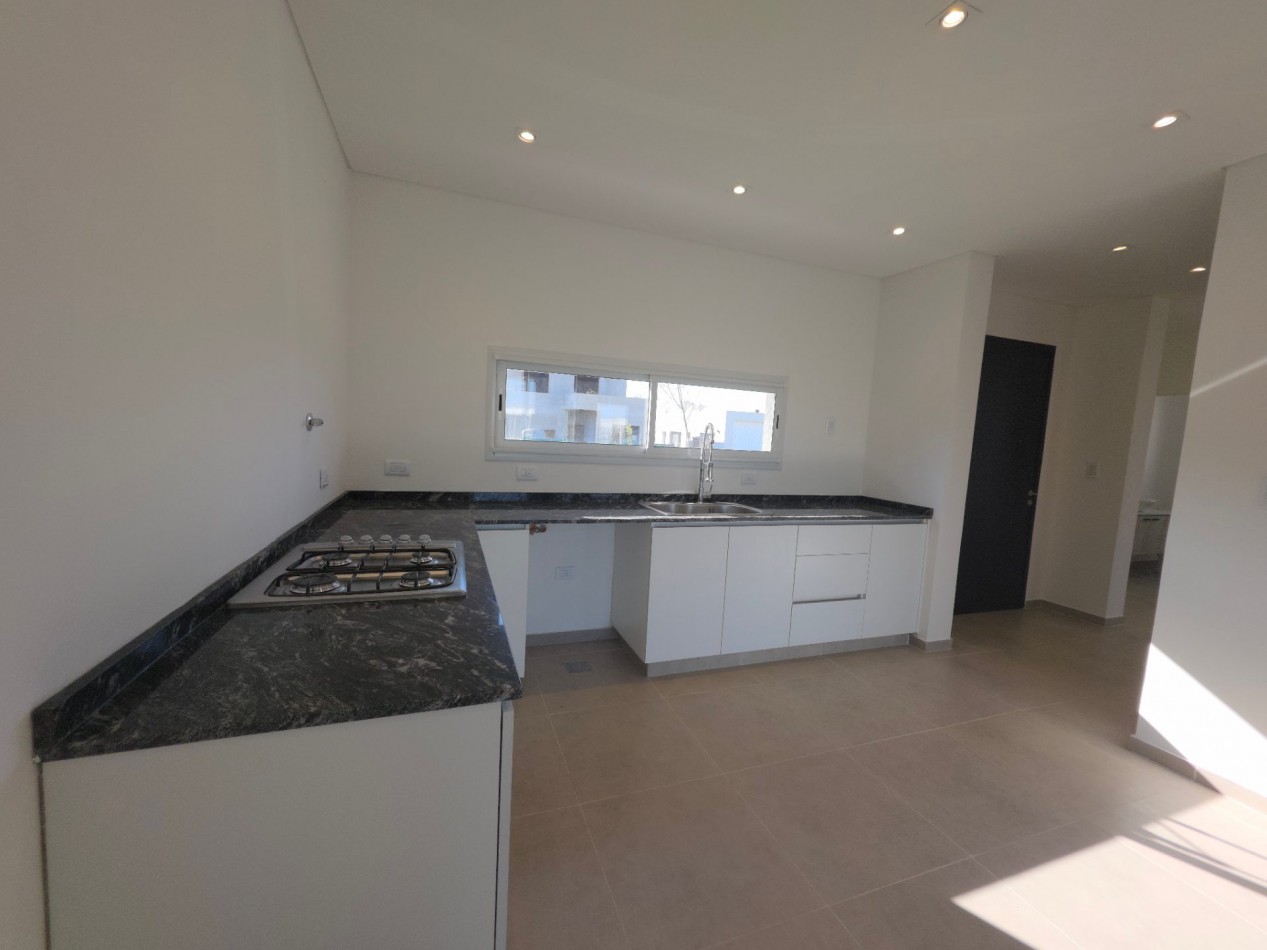 VENTA CASA DE 5 AMBIENTES EN SANTA LUCIA, PILAR DEL ESTE