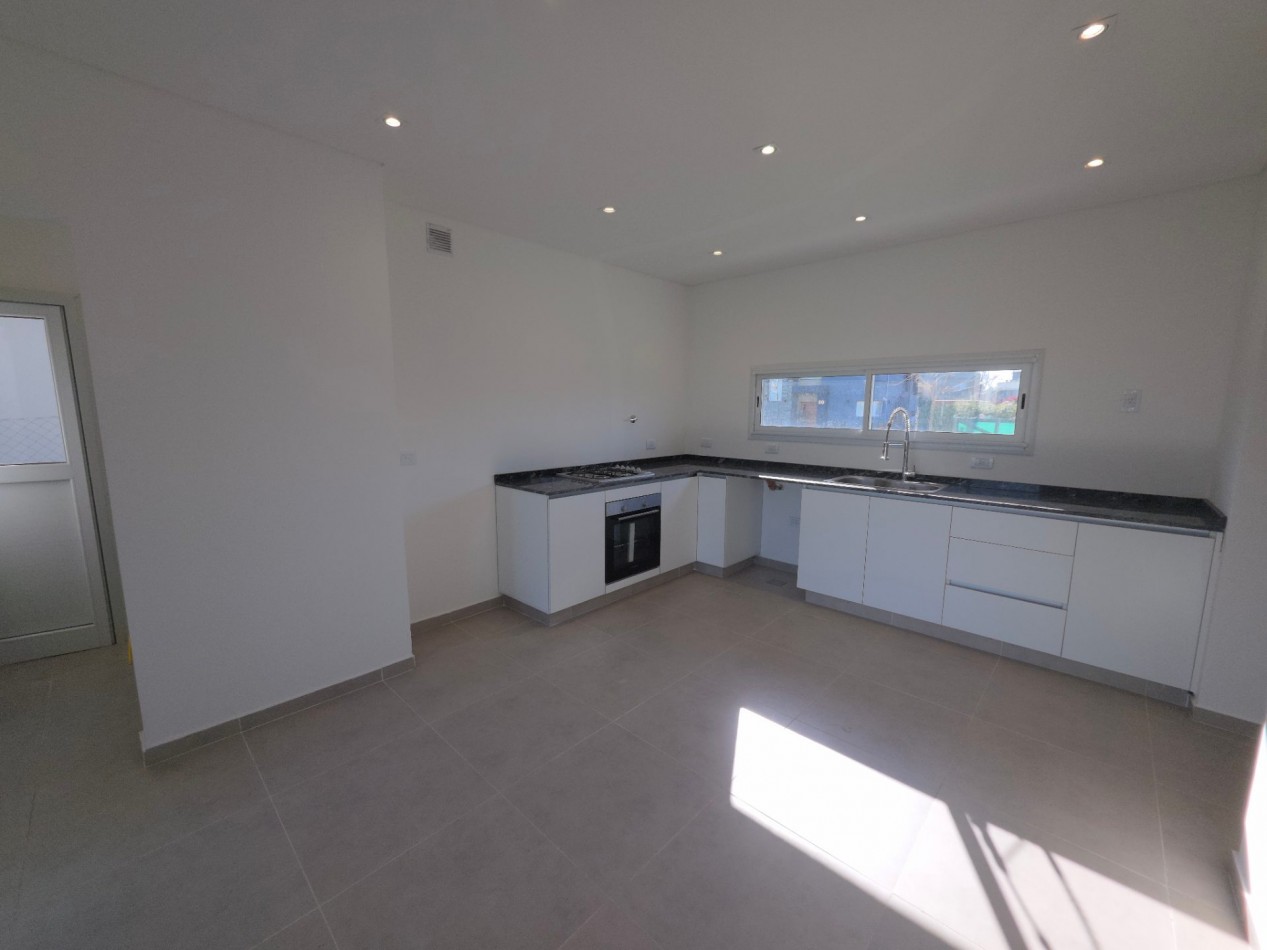 VENTA CASA DE 5 AMBIENTES EN SANTA LUCIA, PILAR DEL ESTE