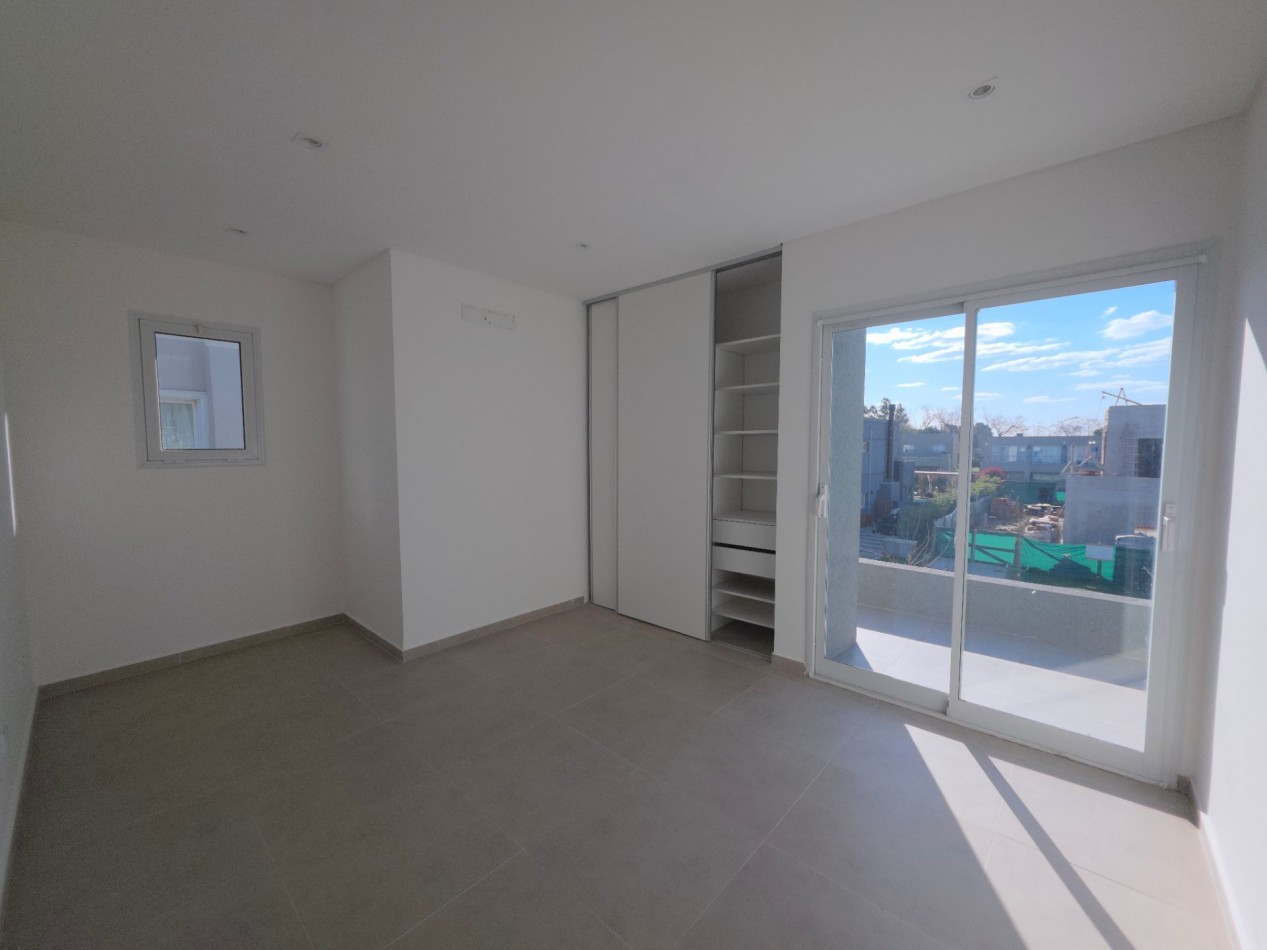VENTA CASA DE 5 AMBIENTES EN SANTA LUCIA, PILAR DEL ESTE