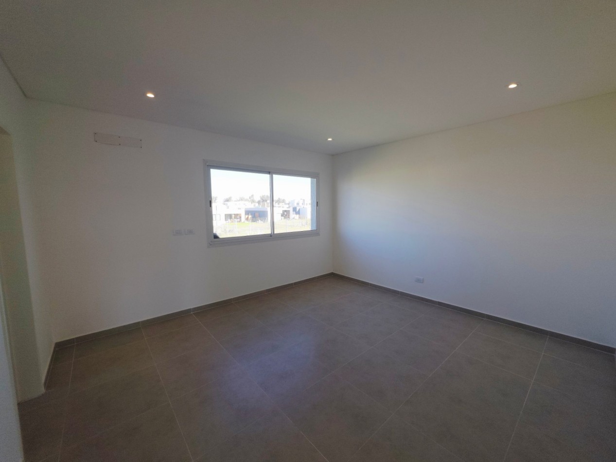 VENTA CASA DE 5 AMBIENTES EN SANTA LUCIA, PILAR DEL ESTE