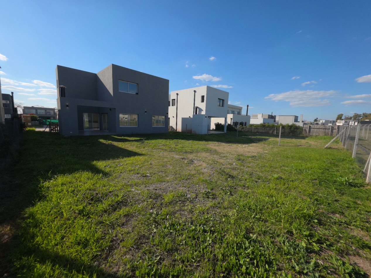 VENTA CASA DE 5 AMBIENTES EN SANTA LUCIA, PILAR DEL ESTE
