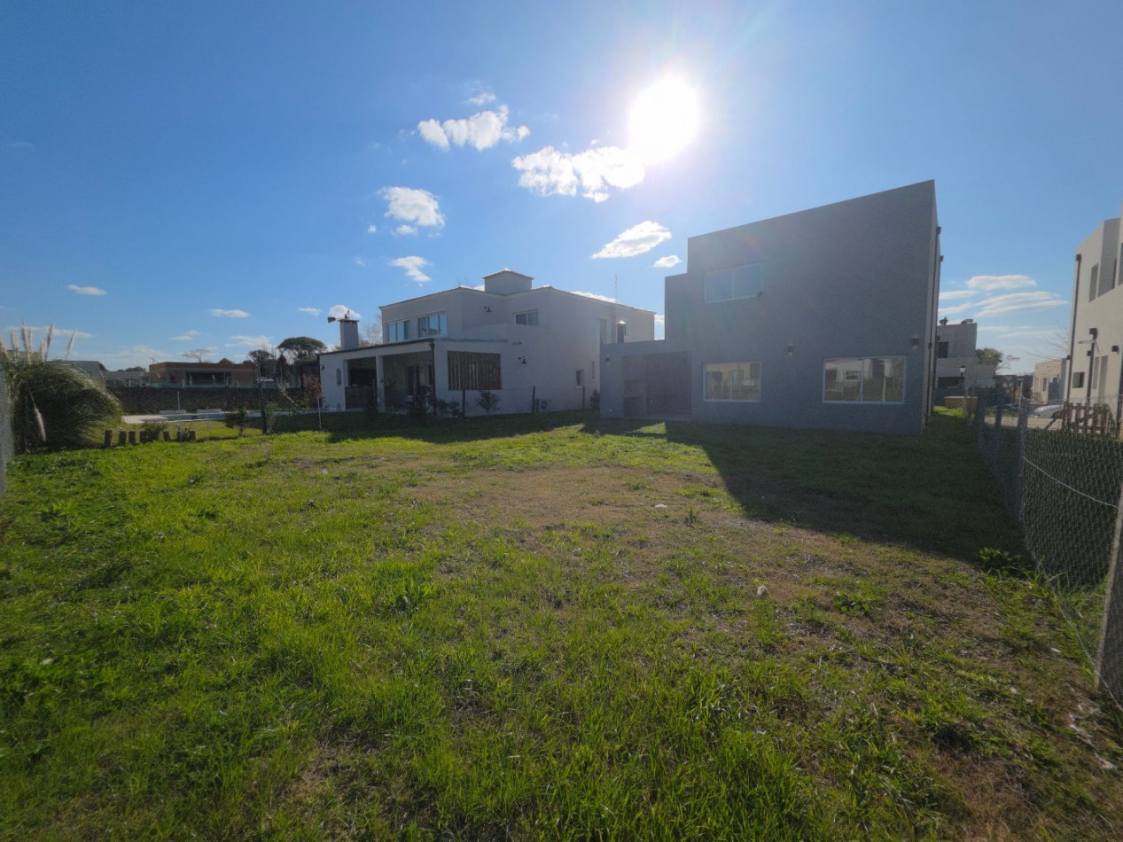 VENTA CASA DE 5 AMBIENTES EN SANTA LUCIA, PILAR DEL ESTE
