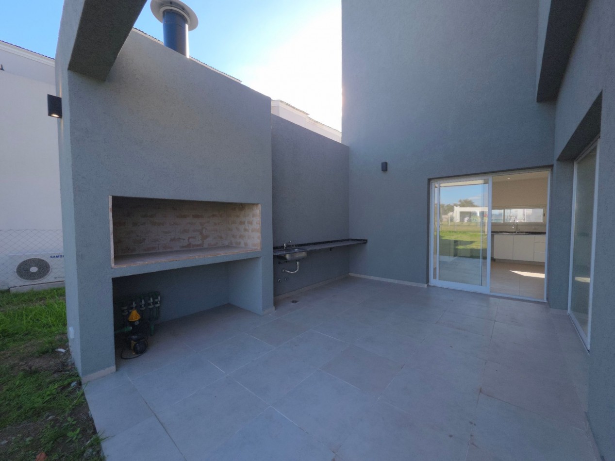VENTA CASA DE 5 AMBIENTES EN SANTA LUCIA, PILAR DEL ESTE