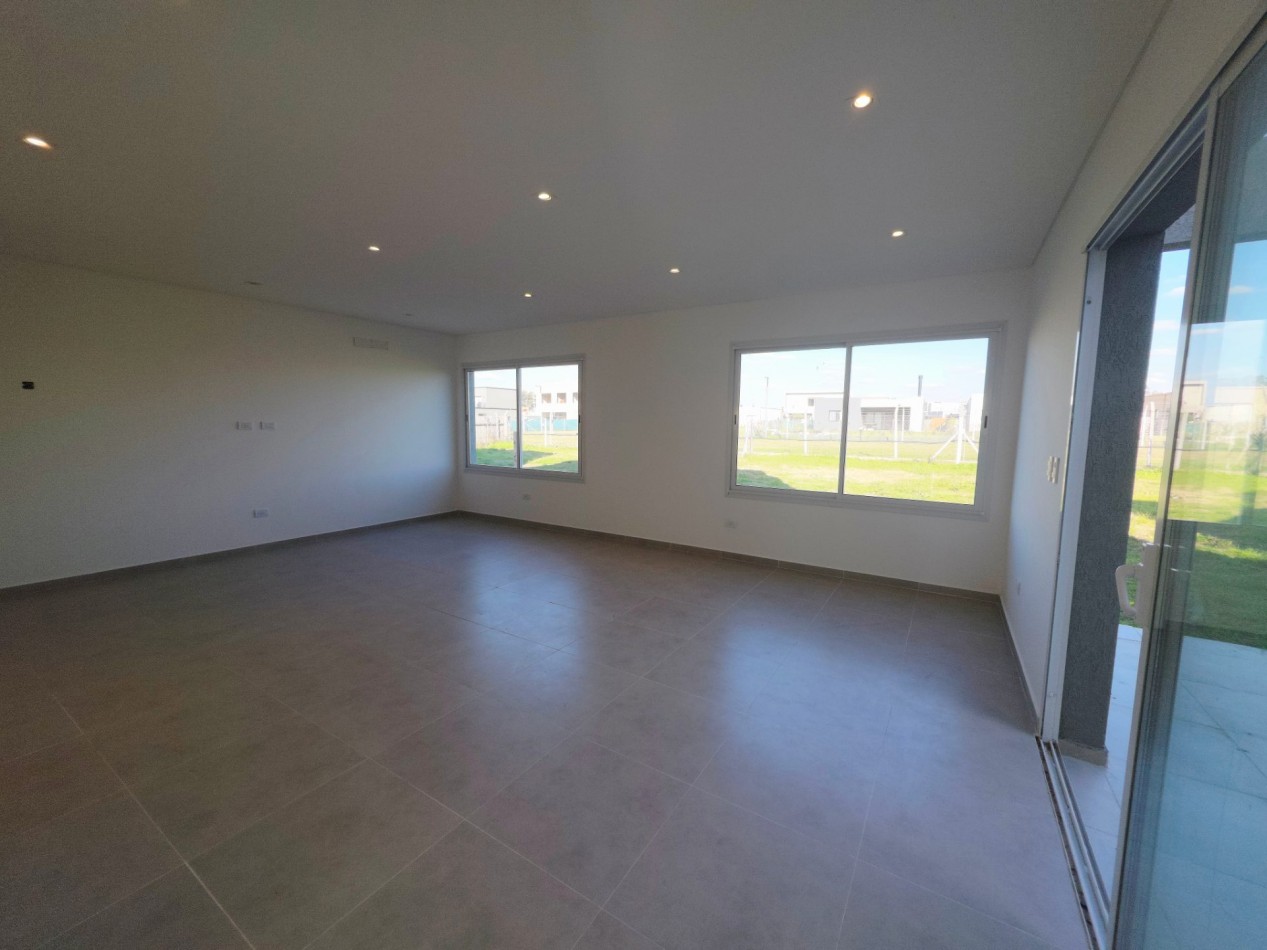 VENTA CASA DE 5 AMBIENTES EN SANTA LUCIA, PILAR DEL ESTE