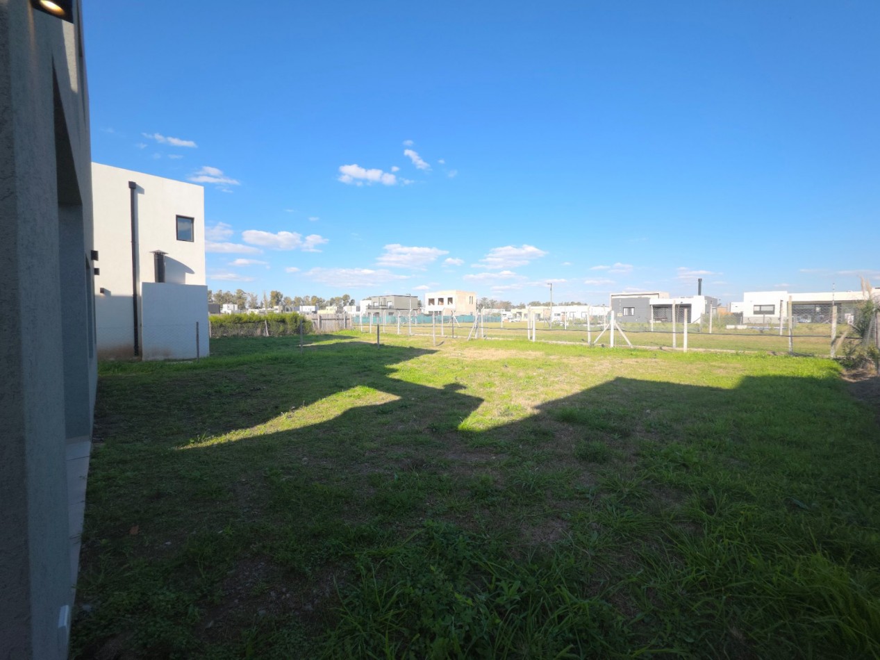 VENTA CASA DE 5 AMBIENTES EN SANTA LUCIA, PILAR DEL ESTE