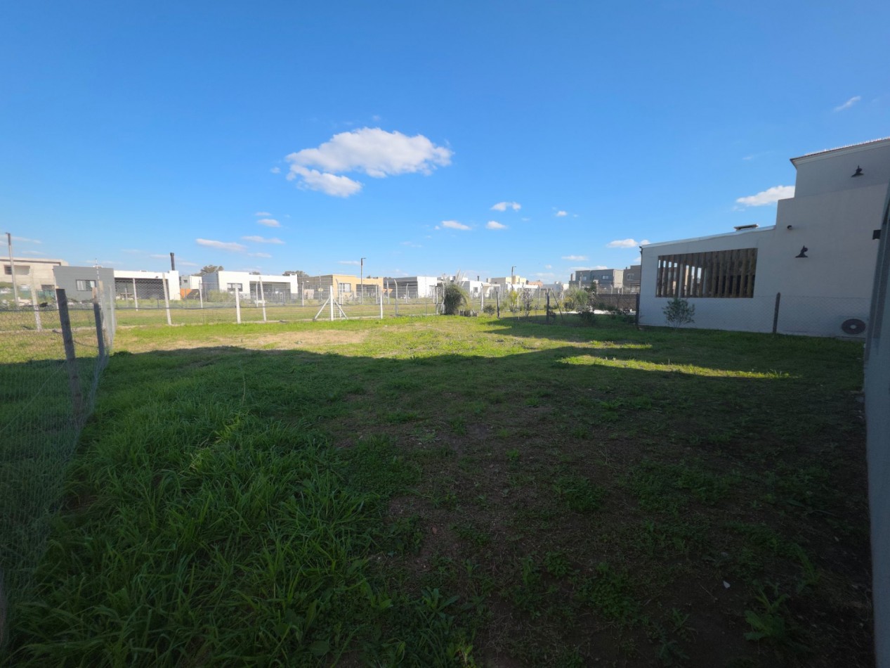VENTA CASA DE 5 AMBIENTES EN SANTA LUCIA, PILAR DEL ESTE