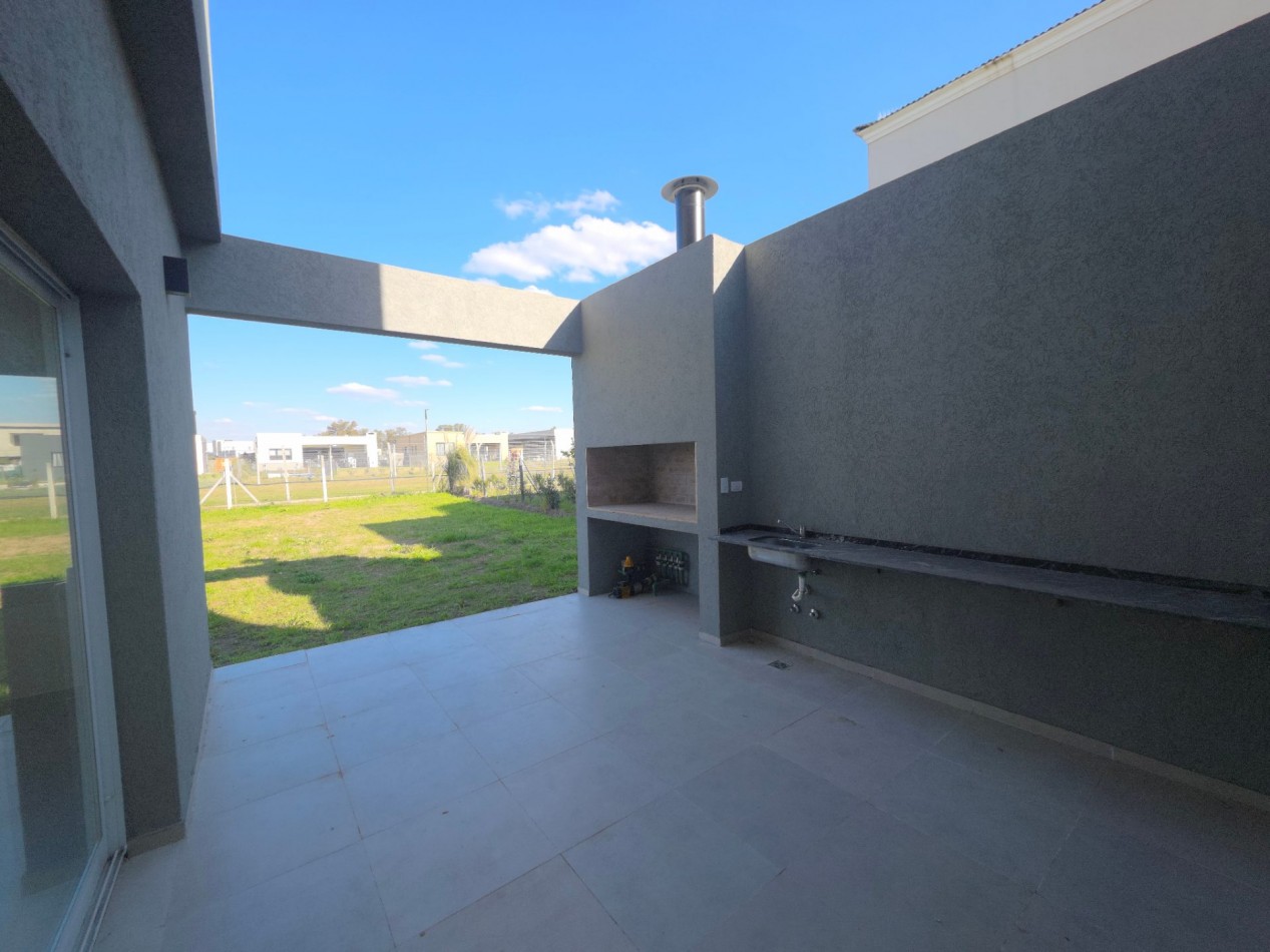 VENTA CASA DE 5 AMBIENTES EN SANTA LUCIA, PILAR DEL ESTE