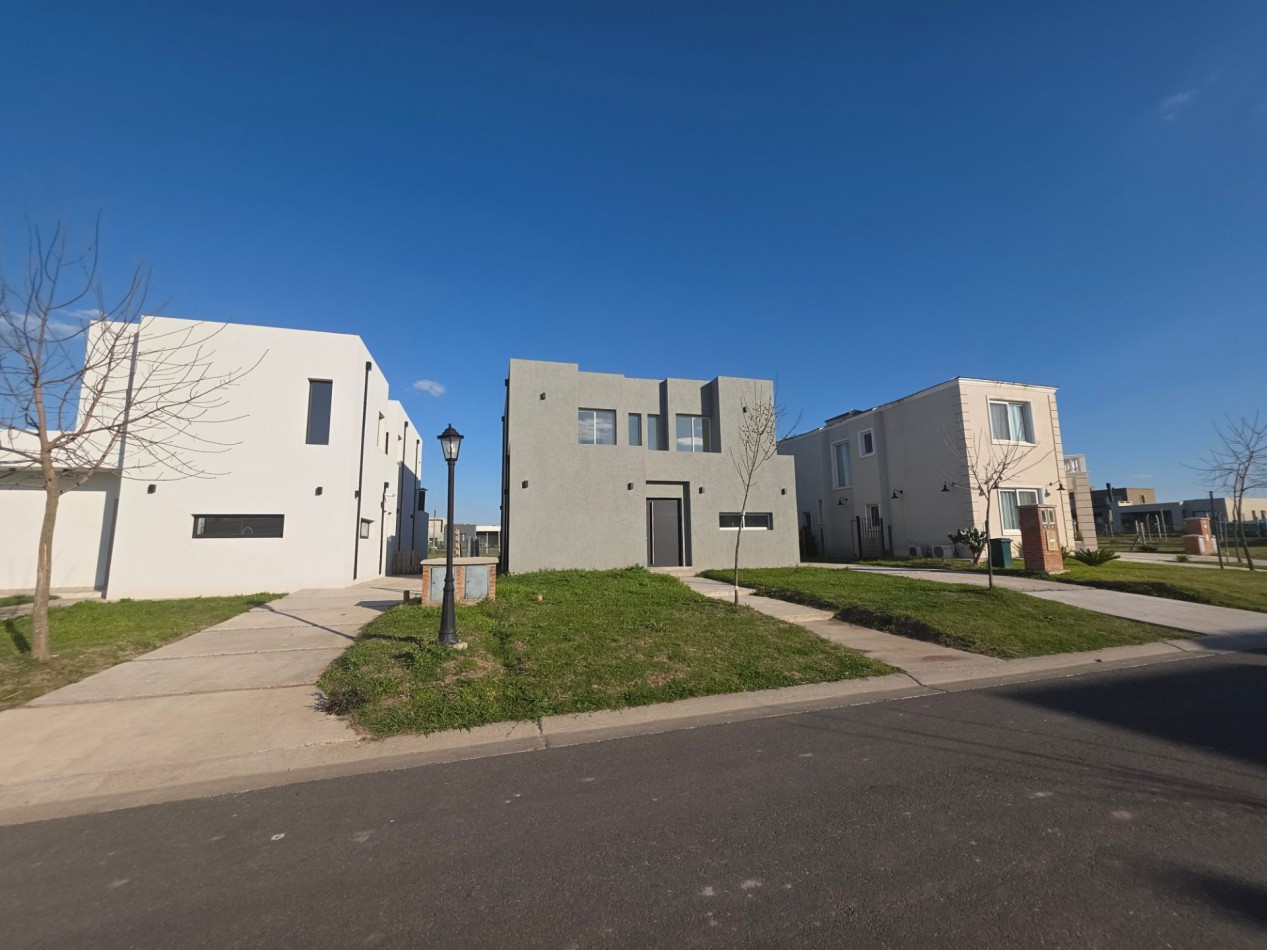 VENTA CASA DE 5 AMBIENTES EN SANTA LUCIA, PILAR DEL ESTE