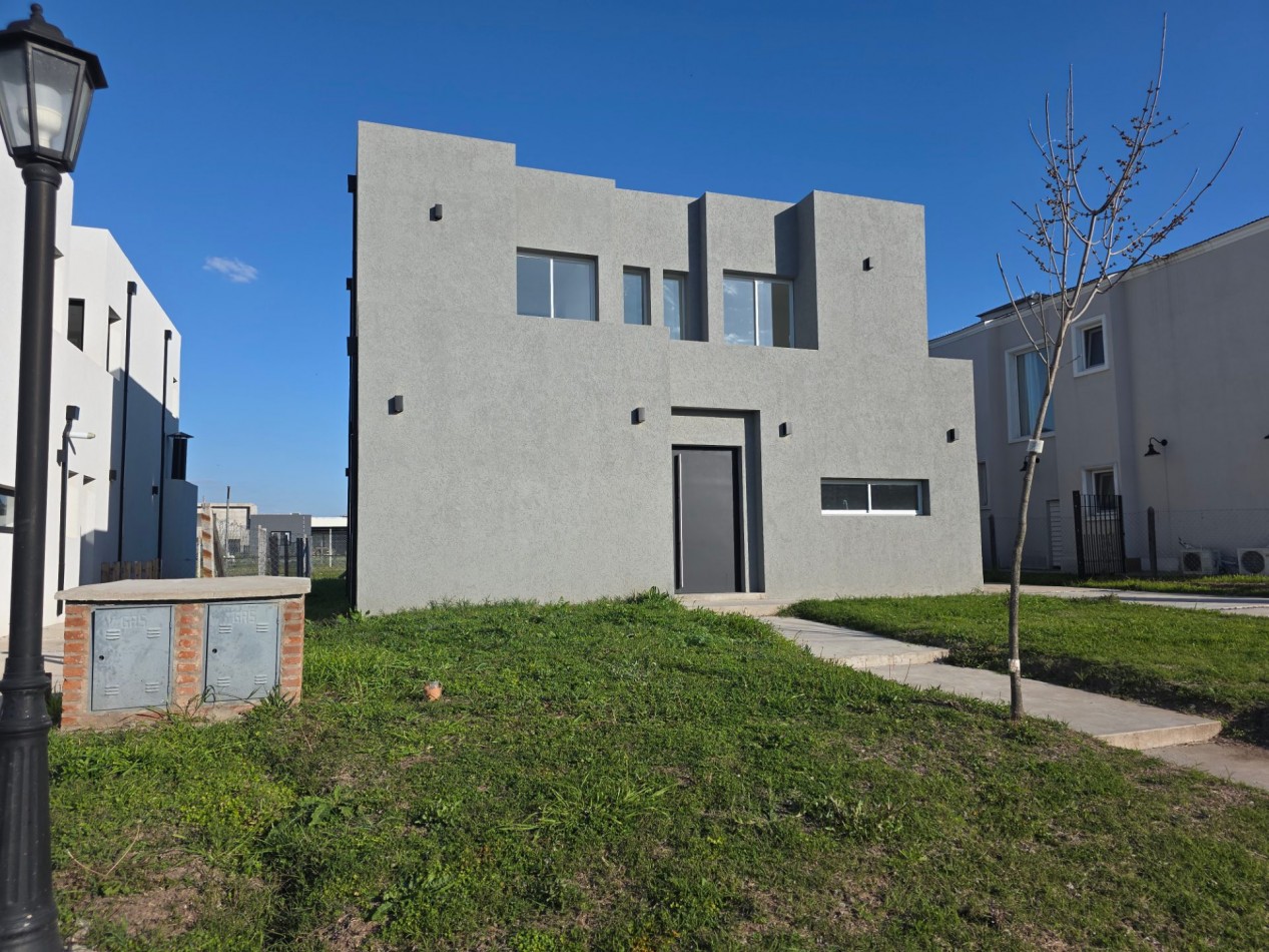 VENTA CASA DE 5 AMBIENTES EN SANTA LUCIA, PILAR DEL ESTE