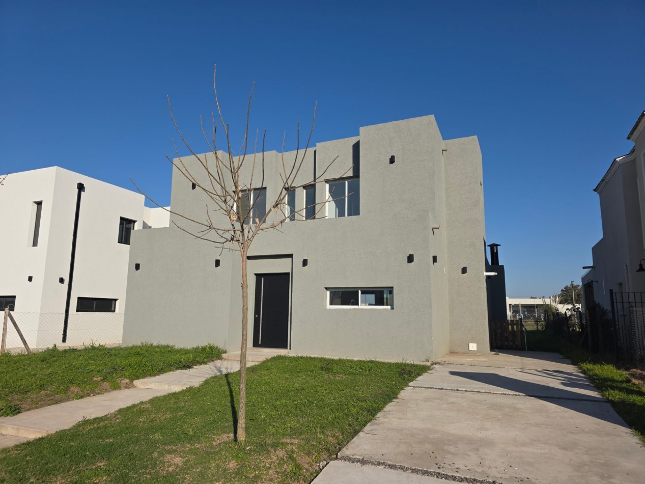 VENTA CASA DE 5 AMBIENTES EN SANTA LUCIA, PILAR DEL ESTE