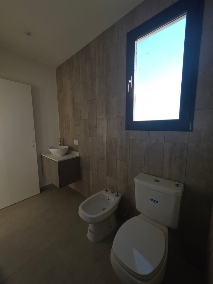 VENTA CASA DE 7 AMBIENTES EN SANTA LUCIA, PILAR DEL ESTE