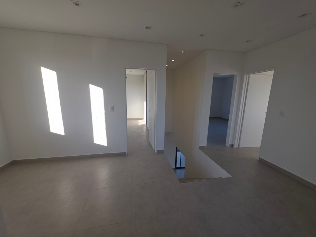 VENTA CASA DE 7 AMBIENTES EN SANTA LUCIA, PILAR DEL ESTE