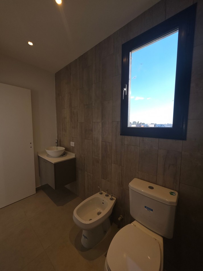 VENTA CASA DE 7 AMBIENTES EN SANTA LUCIA, PILAR DEL ESTE
