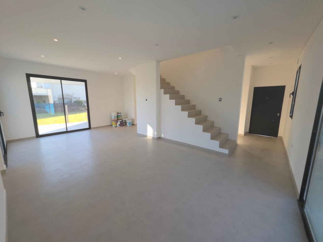 VENTA CASA DE 7 AMBIENTES EN SANTA LUCIA, PILAR DEL ESTE