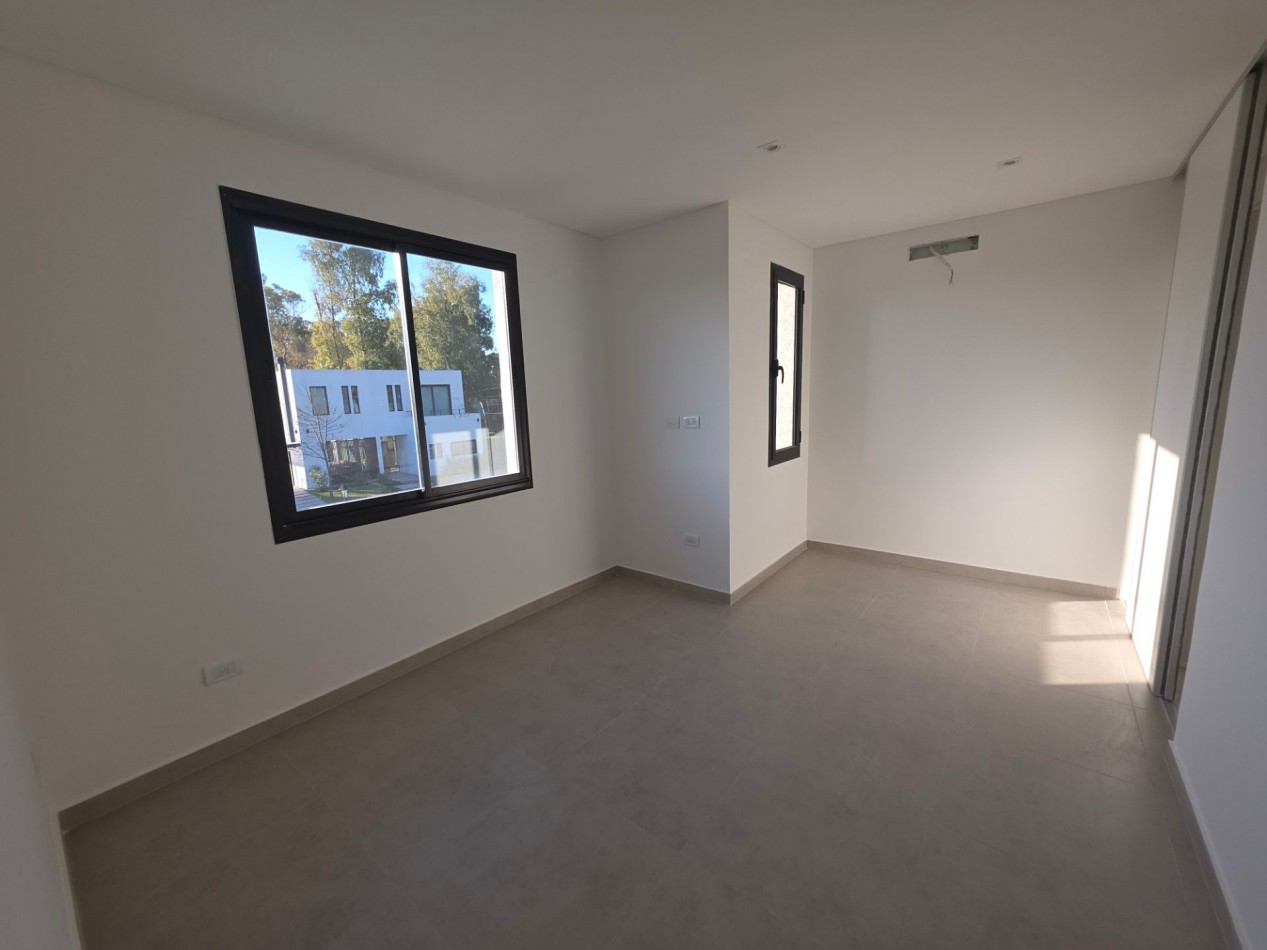 VENTA CASA DE 7 AMBIENTES EN SANTA LUCIA, PILAR DEL ESTE