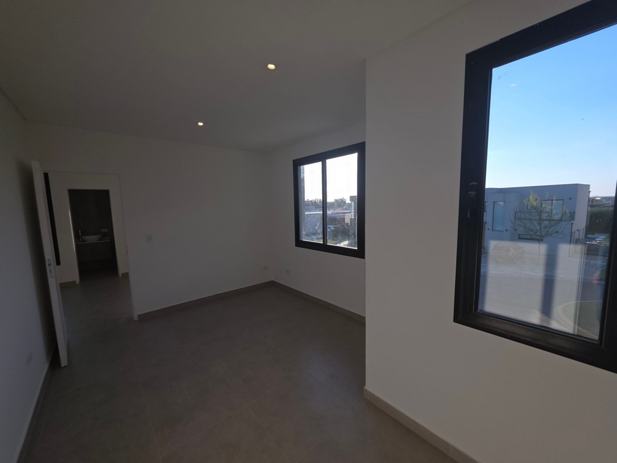 VENTA CASA DE 7 AMBIENTES EN SANTA LUCIA, PILAR DEL ESTE