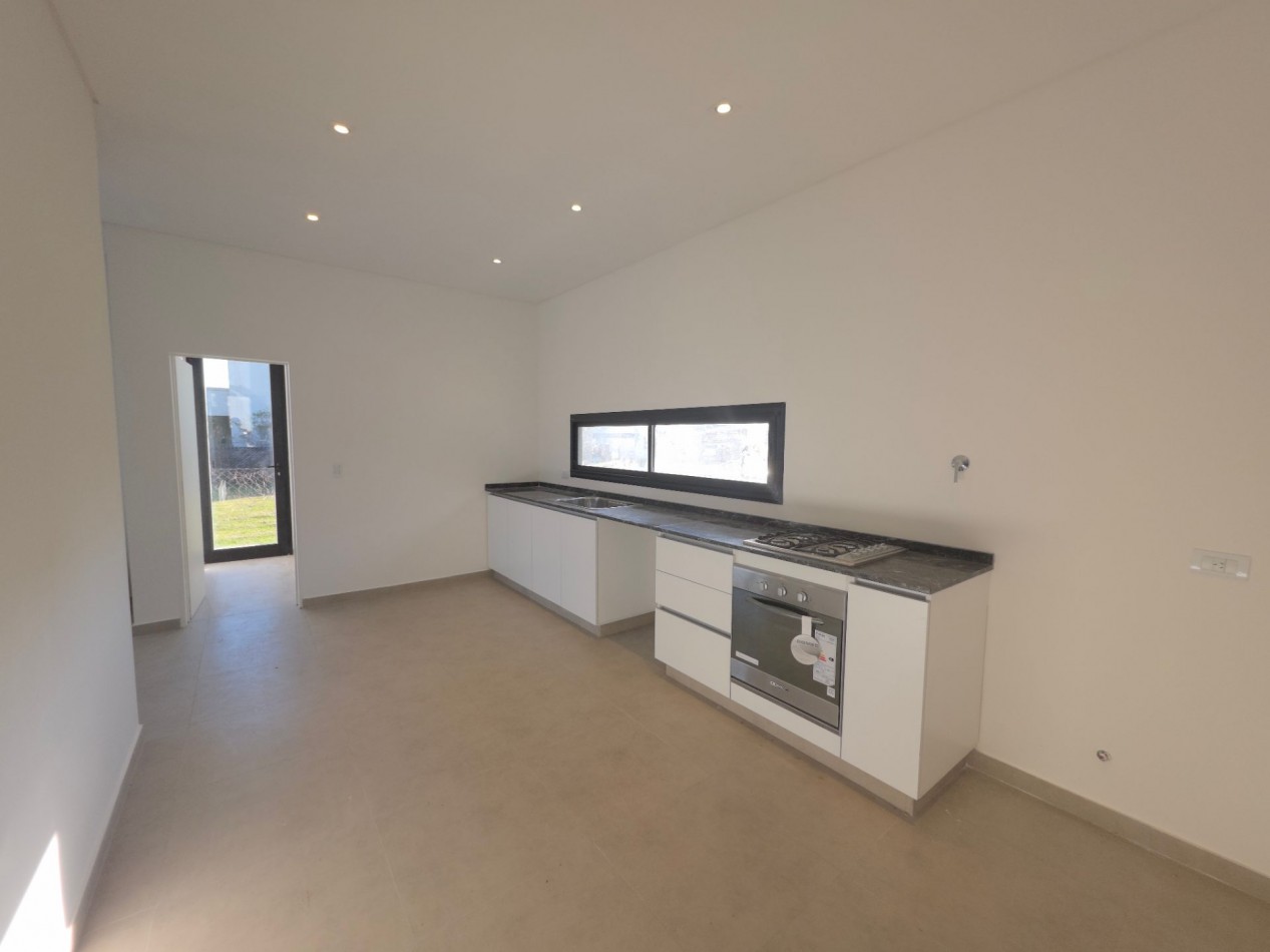 VENTA CASA DE 7 AMBIENTES EN SANTA LUCIA, PILAR DEL ESTE