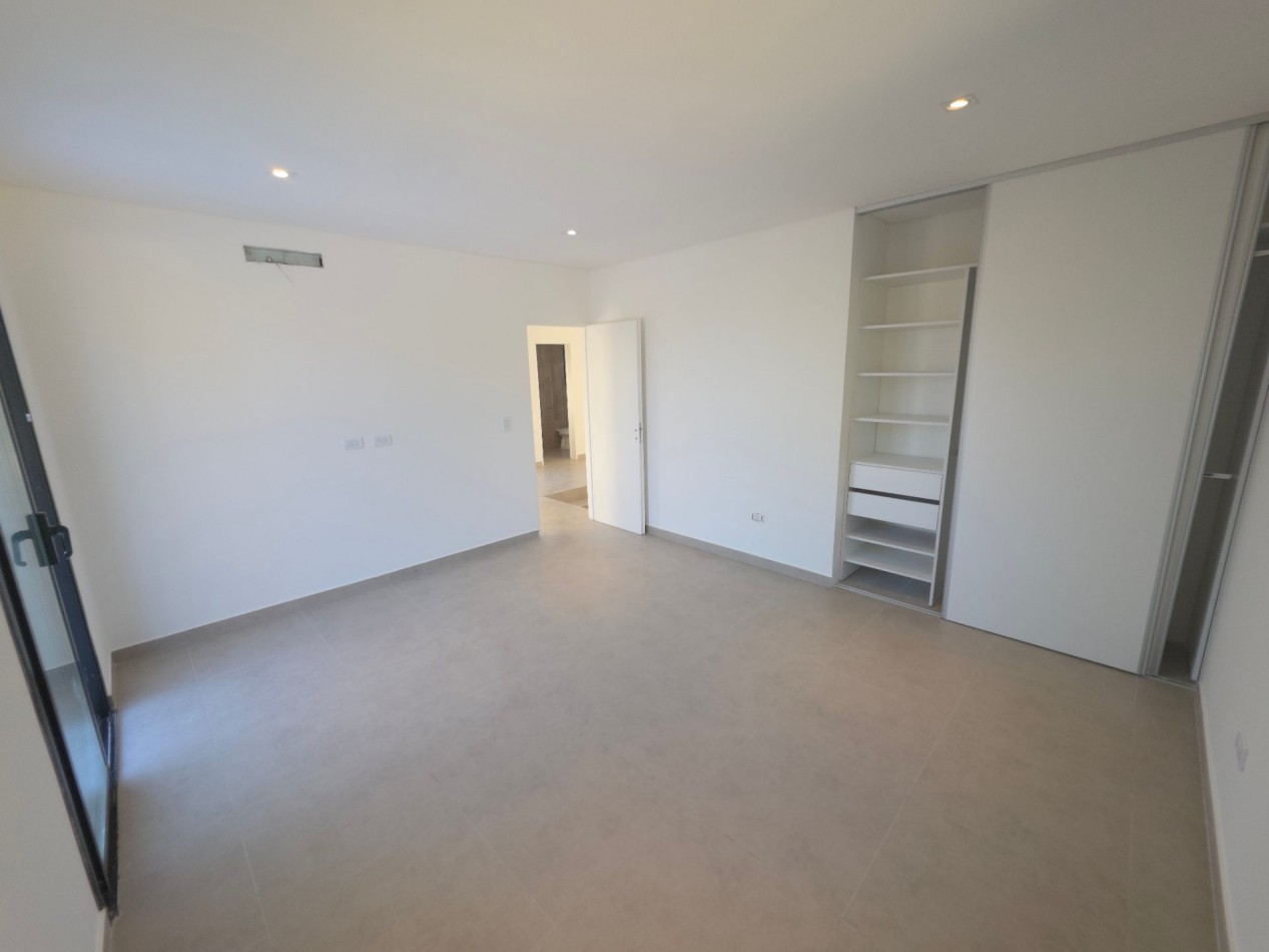 VENTA CASA DE 7 AMBIENTES EN SANTA LUCIA, PILAR DEL ESTE
