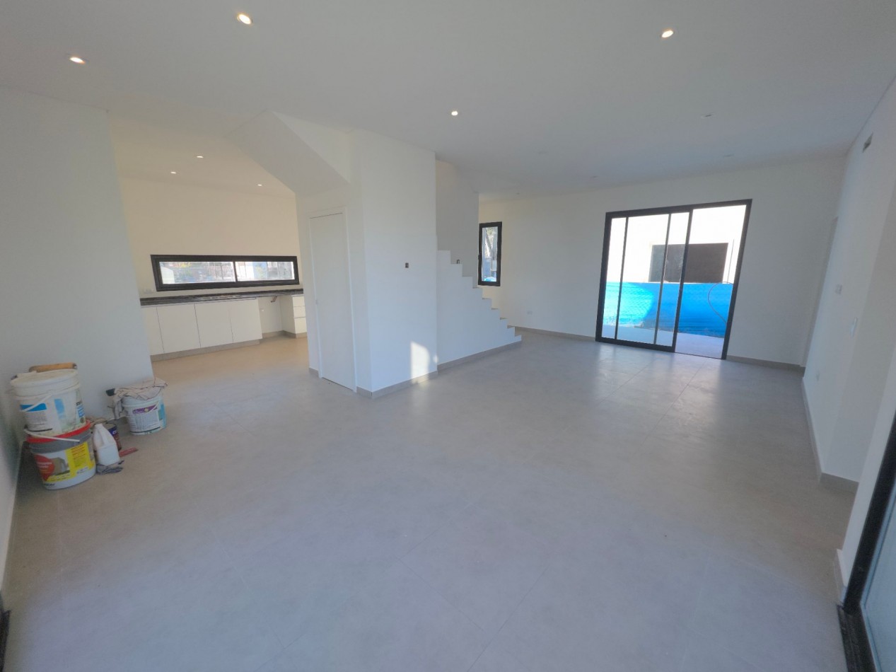 VENTA CASA DE 7 AMBIENTES EN SANTA LUCIA, PILAR DEL ESTE