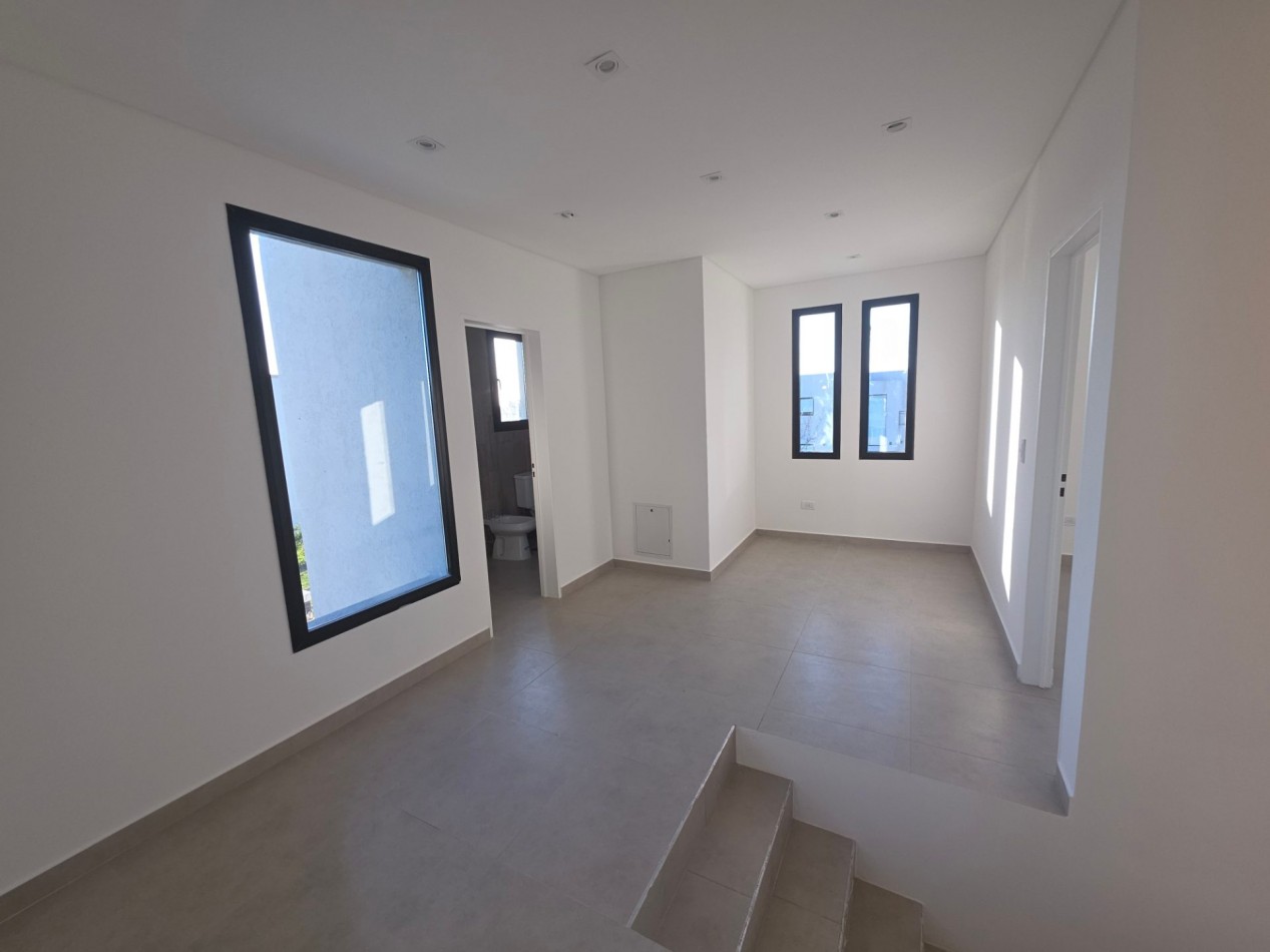 VENTA CASA DE 7 AMBIENTES EN SANTA LUCIA, PILAR DEL ESTE