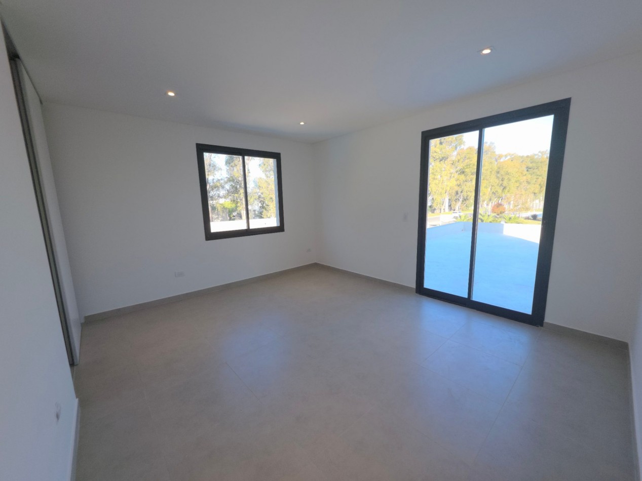 VENTA CASA DE 7 AMBIENTES EN SANTA LUCIA, PILAR DEL ESTE