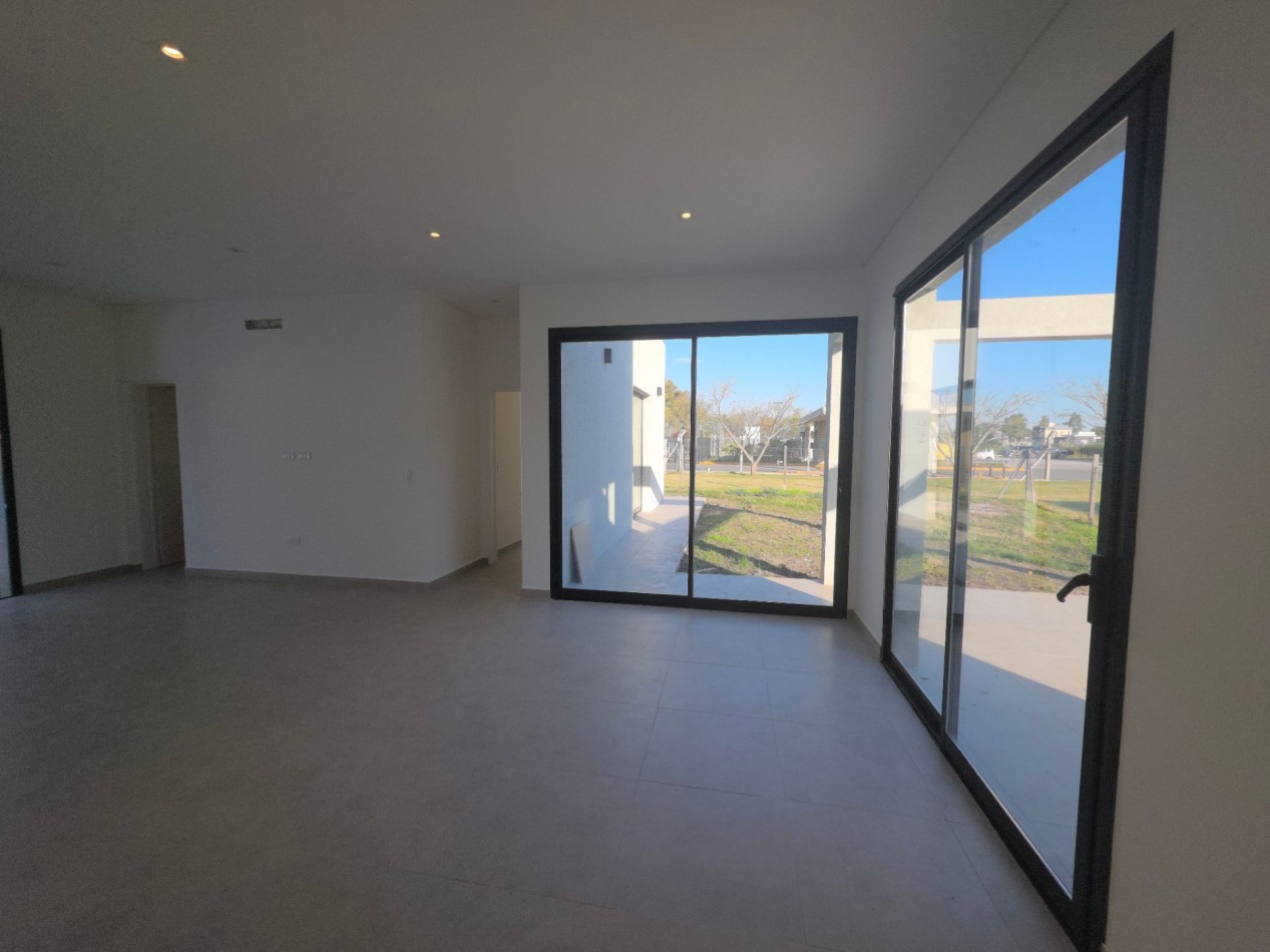 VENTA CASA DE 7 AMBIENTES EN SANTA LUCIA, PILAR DEL ESTE