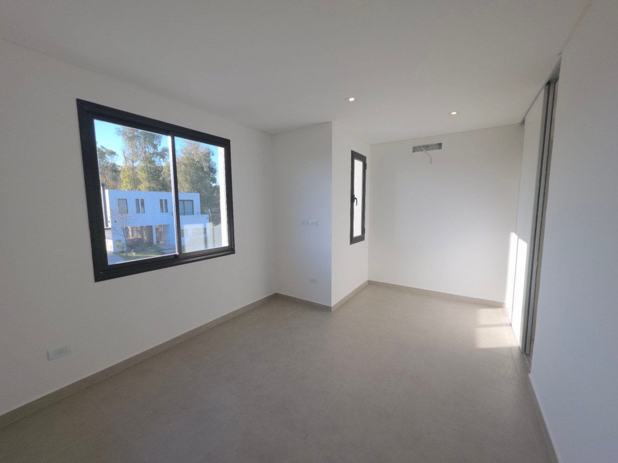 VENTA CASA DE 7 AMBIENTES EN SANTA LUCIA, PILAR DEL ESTE