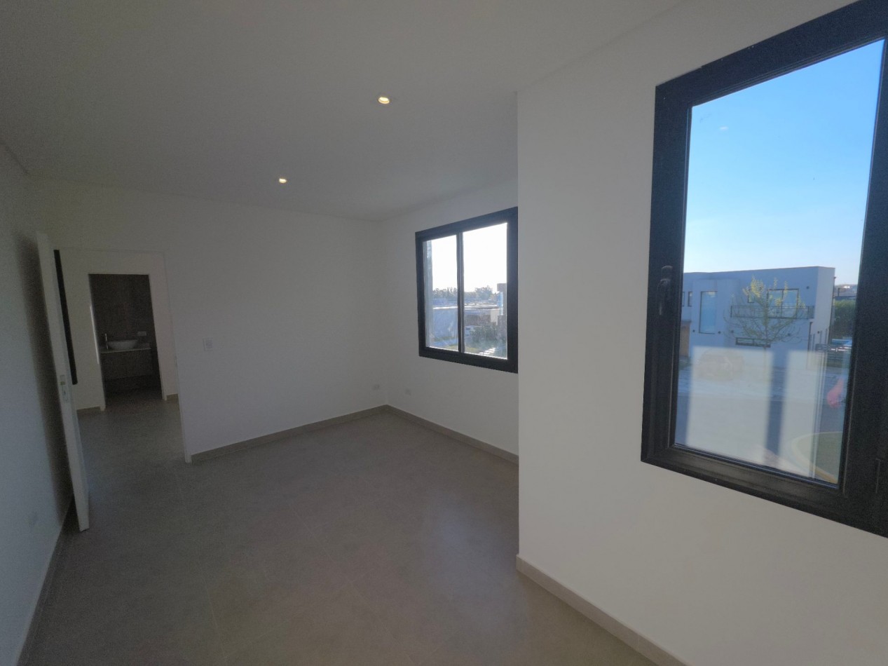 VENTA CASA DE 7 AMBIENTES EN SANTA LUCIA, PILAR DEL ESTE