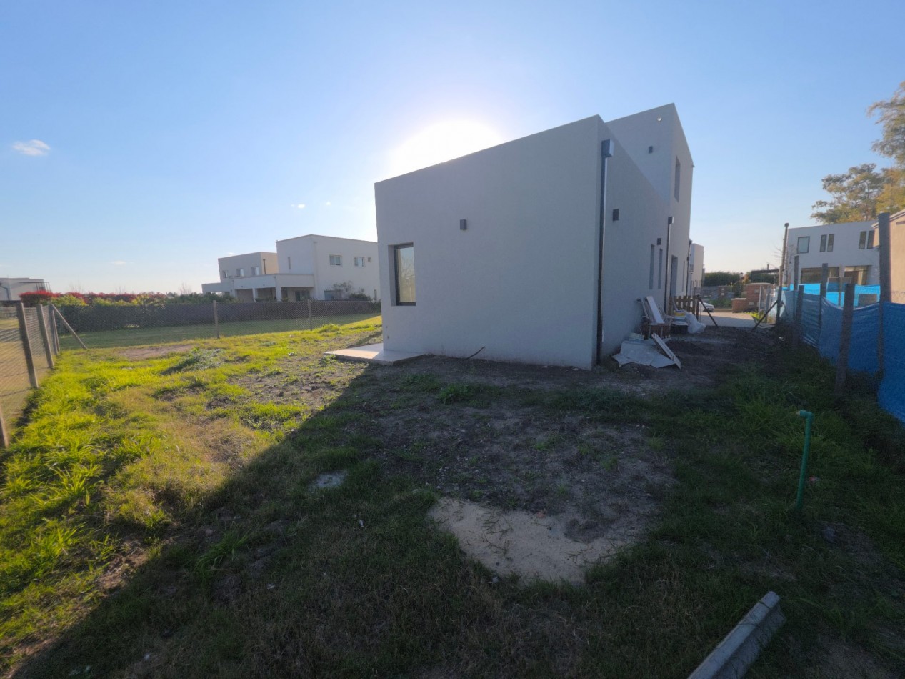 VENTA CASA DE 7 AMBIENTES EN SANTA LUCIA, PILAR DEL ESTE
