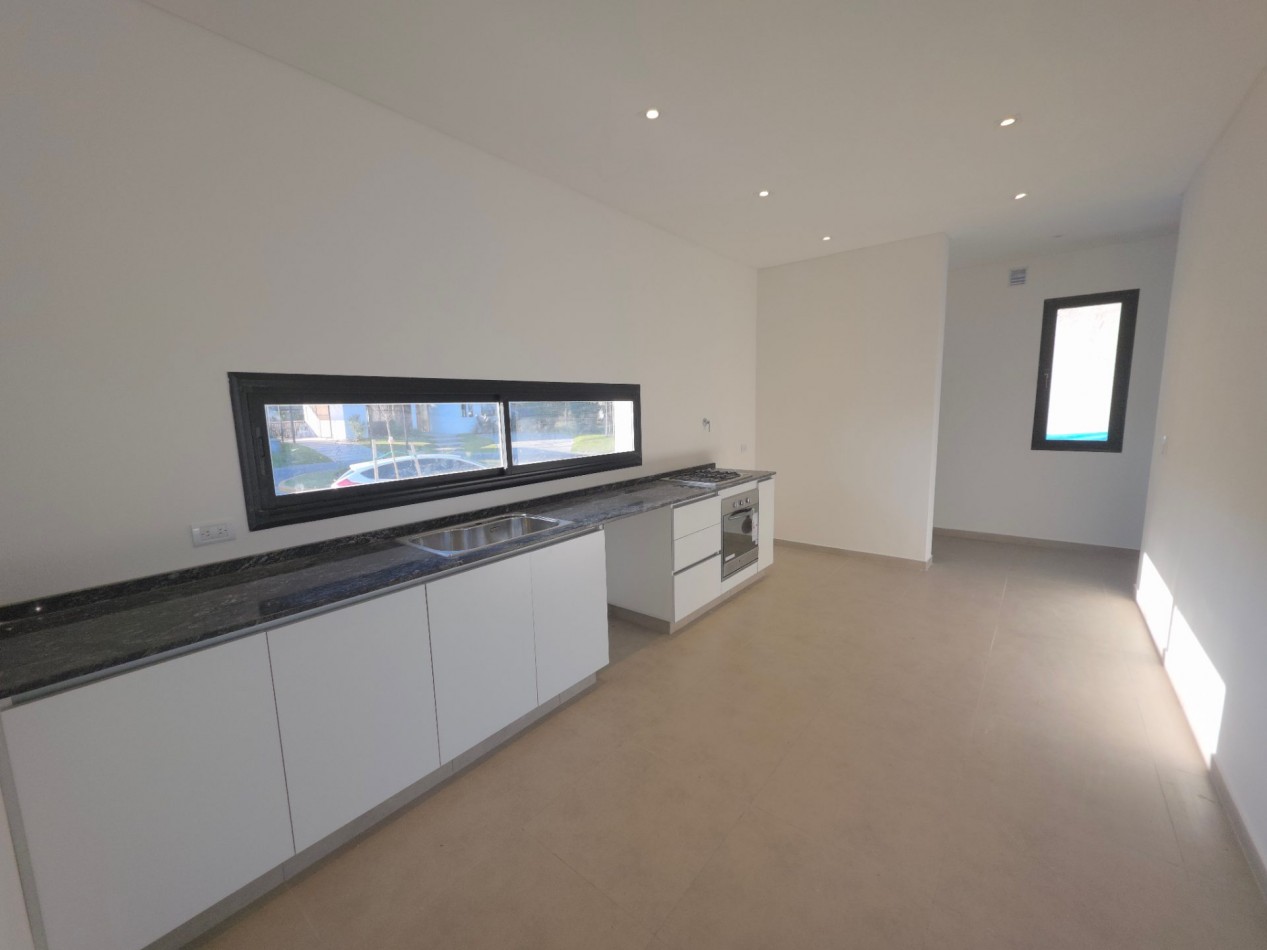 VENTA CASA DE 7 AMBIENTES EN SANTA LUCIA, PILAR DEL ESTE