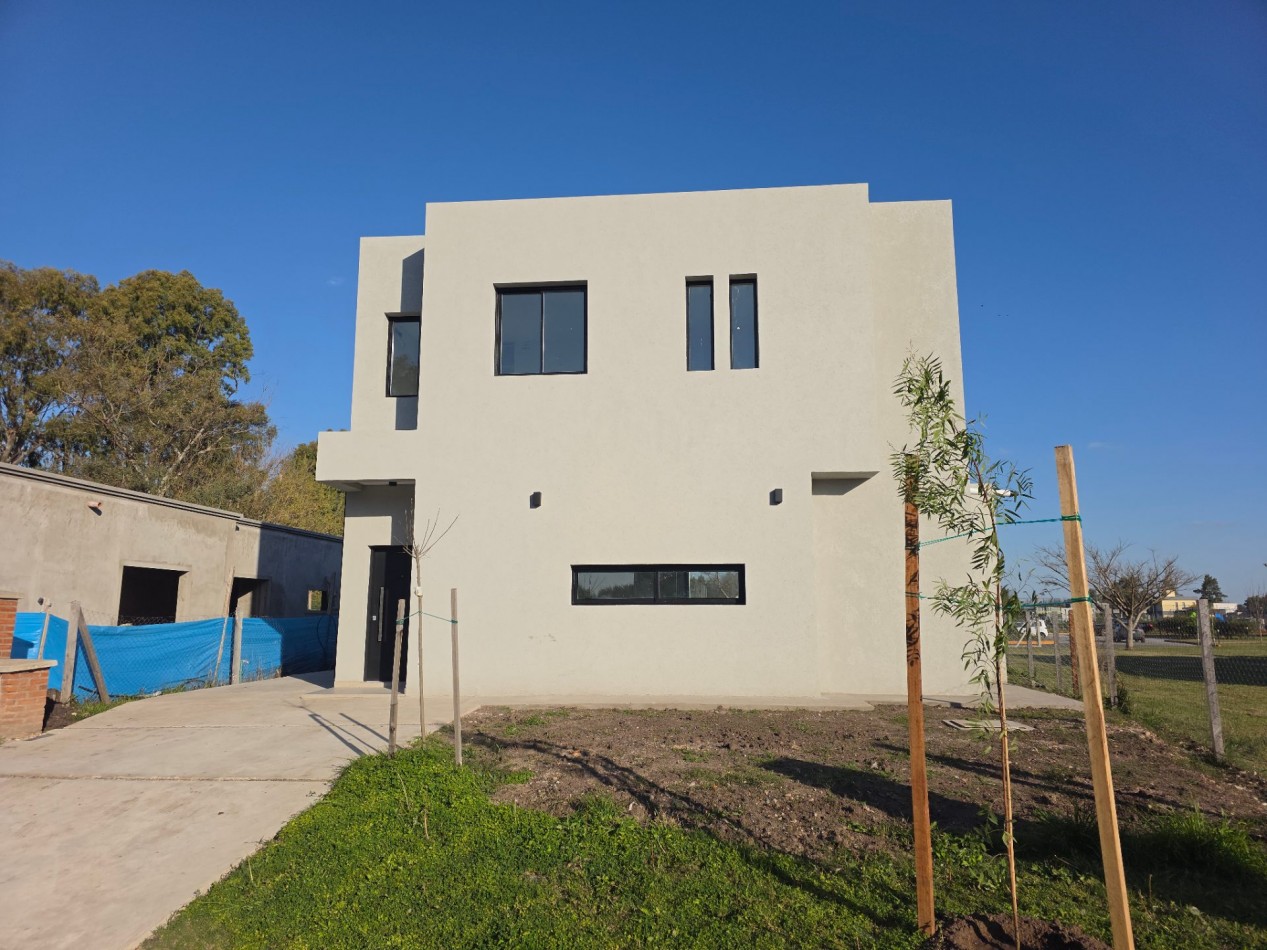 VENTA CASA DE 7 AMBIENTES EN SANTA LUCIA, PILAR DEL ESTE