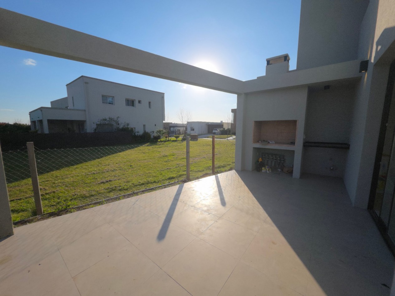 VENTA CASA DE 7 AMBIENTES EN SANTA LUCIA, PILAR DEL ESTE