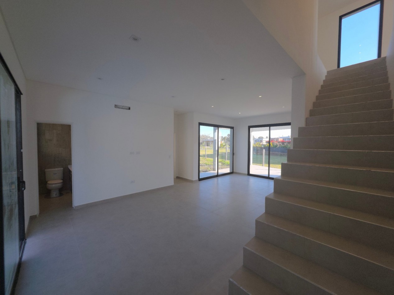 VENTA CASA DE 7 AMBIENTES EN SANTA LUCIA, PILAR DEL ESTE