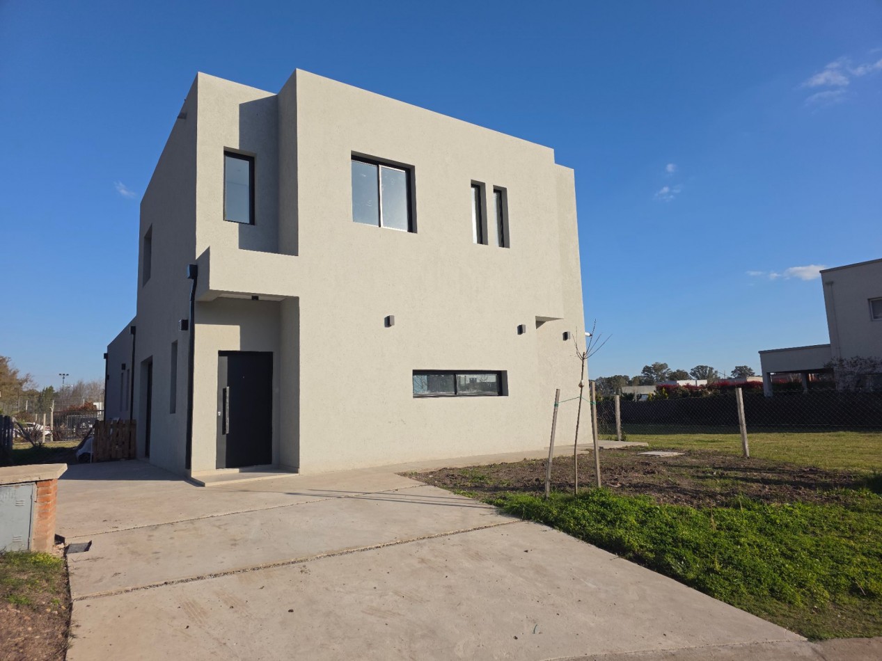 VENTA CASA DE 7 AMBIENTES EN SANTA LUCIA, PILAR DEL ESTE