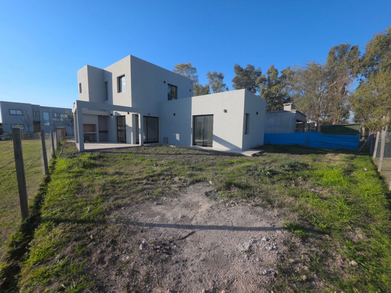 VENTA CASA DE 7 AMBIENTES EN SANTA LUCIA, PILAR DEL ESTE