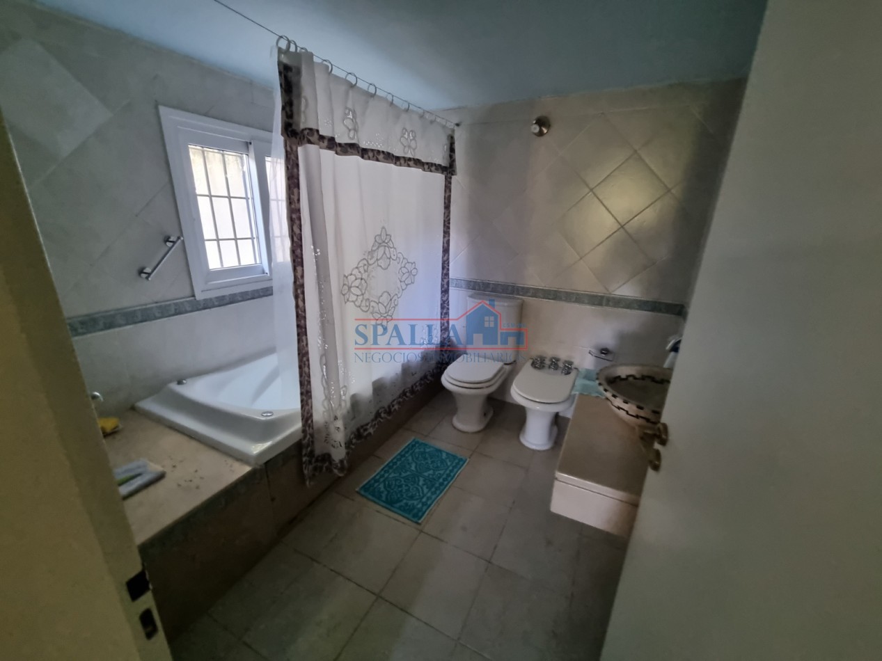 Casa 4 Ambientes con Piscina, 3 Suites y Garage Excelente Ubicacion en Pilar