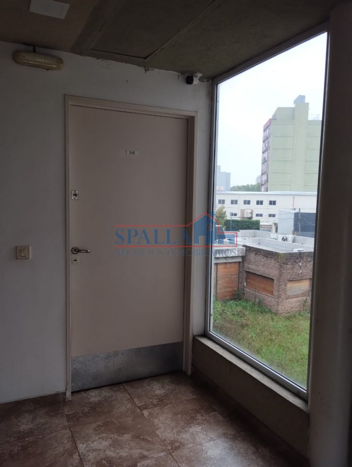VENTA MONOAMBIENTE AMPLIO CON ENTREPISO PILAR CENTRO CON PATIO Y PILETA