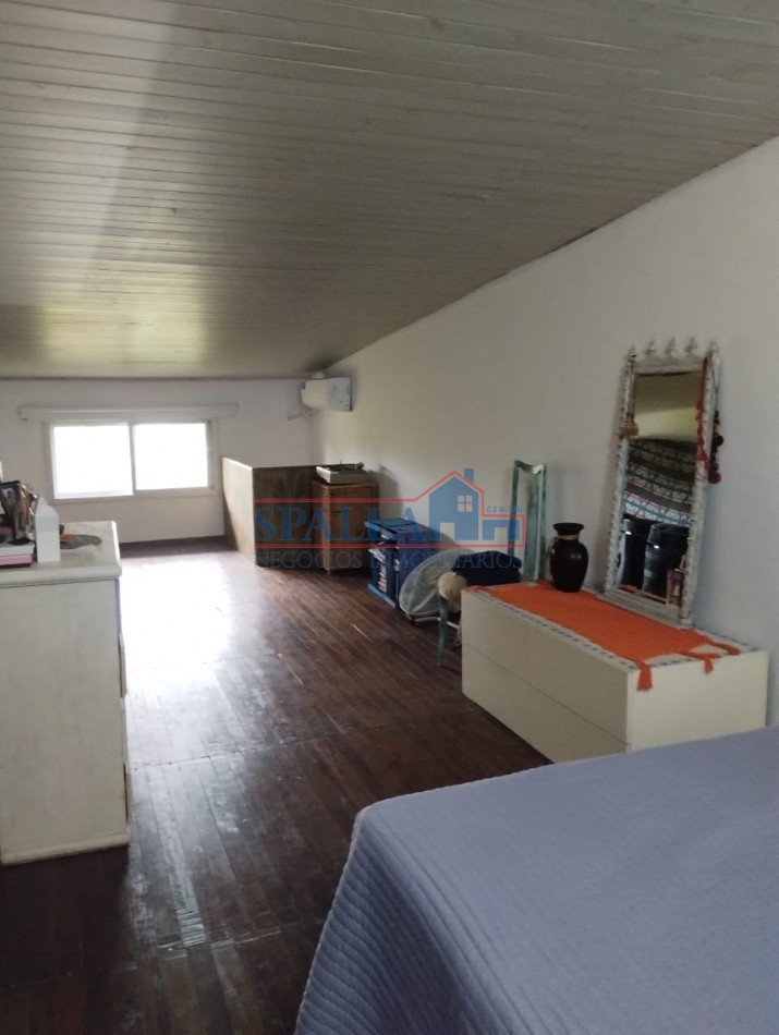 VENTA MONOAMBIENTE AMPLIO CON ENTREPISO PILAR CENTRO CON PATIO Y PILETA