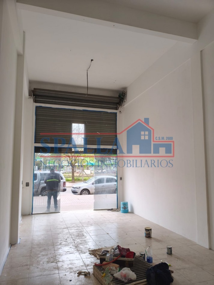 LOCAL COMERCIAL EN ALQUILER - FRENTE A LA ESTACION DE GRAND BOURG 