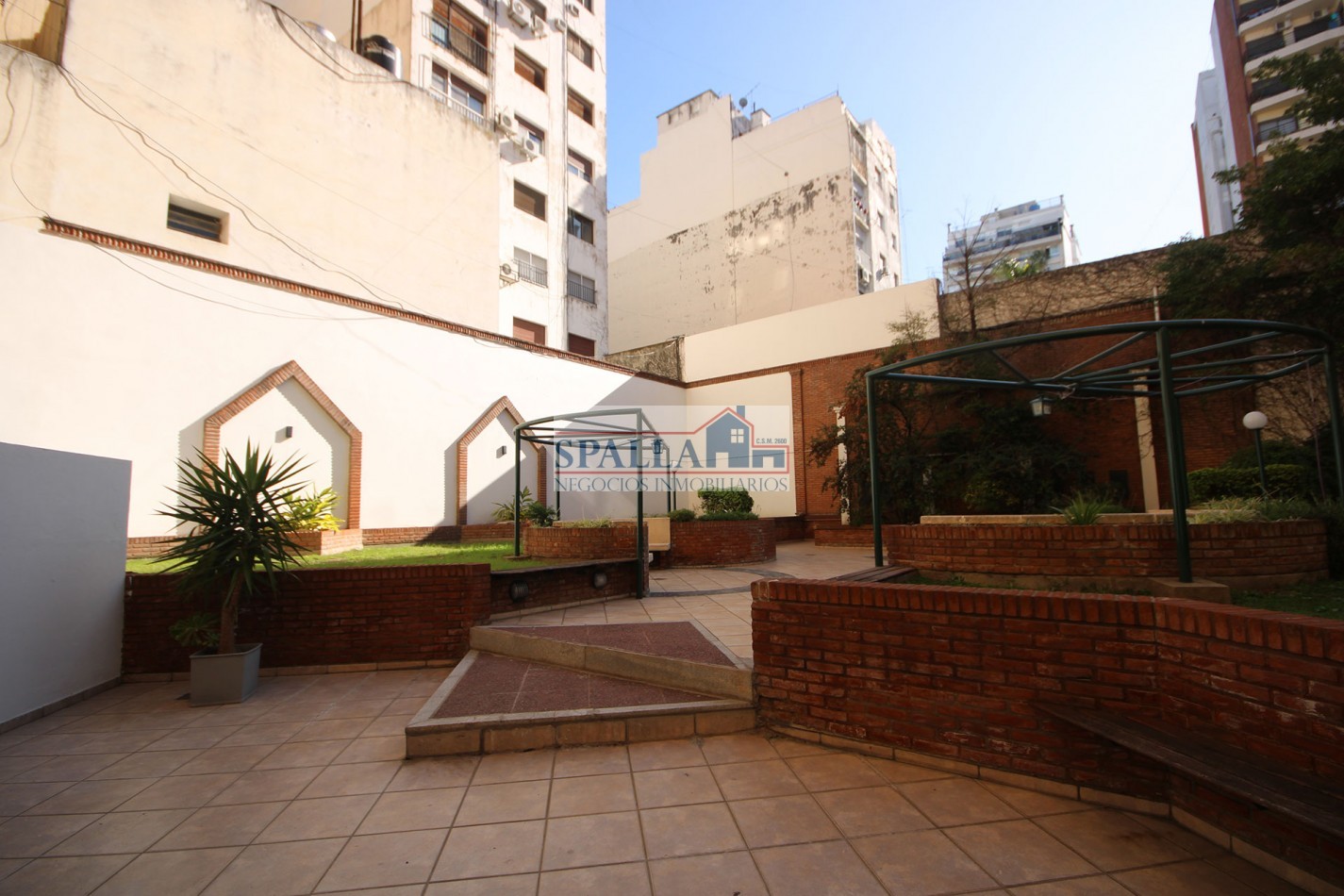 VENTA DE DEPARTAMENTO 4 AMBIENTES EN EDIFICIO DE GRAN CATEGORIA EN FLORES.